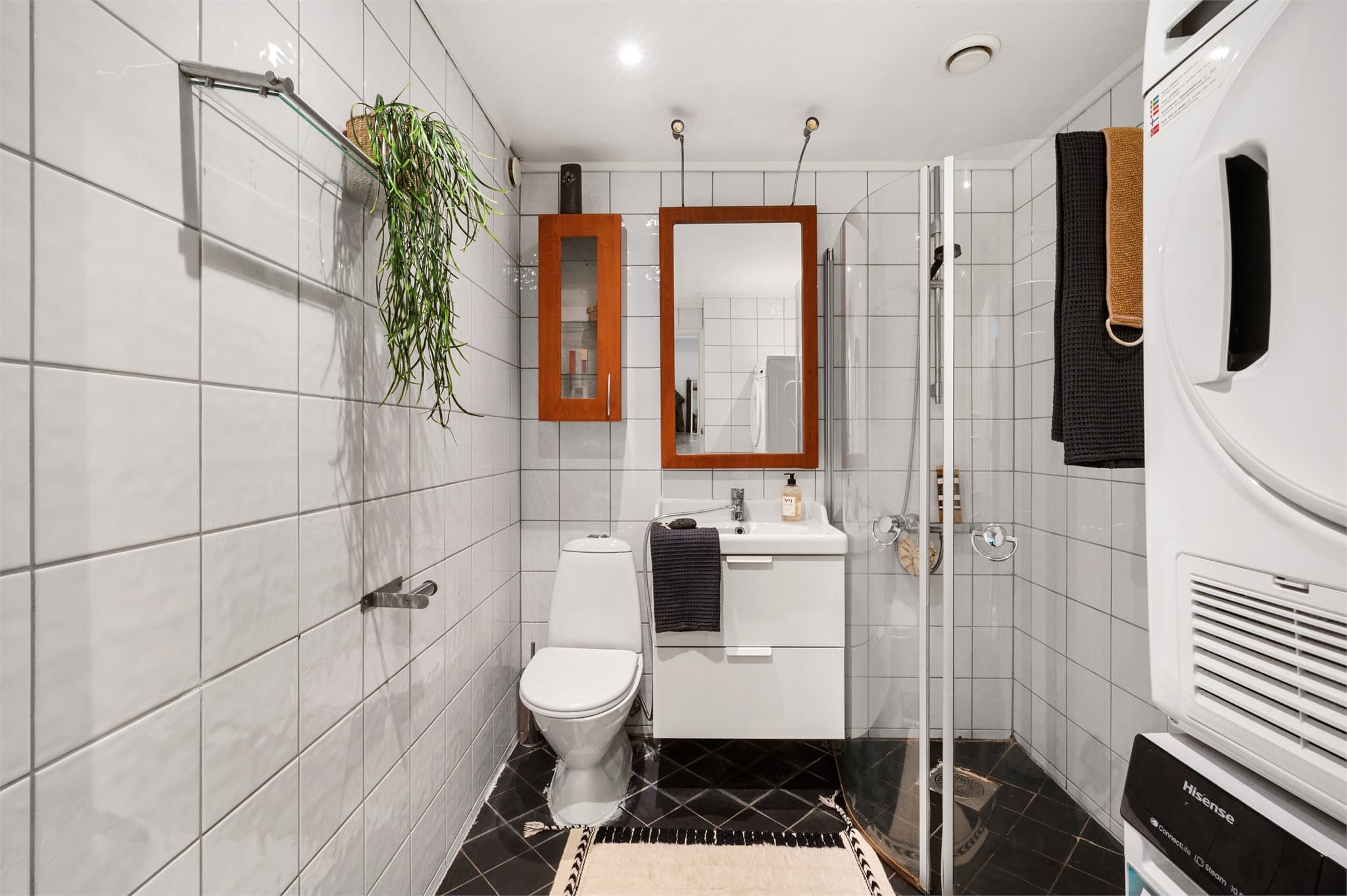 - Badet måler 4,7 m² og har behagelig varme i gulv og innfelte spotter i himling -
