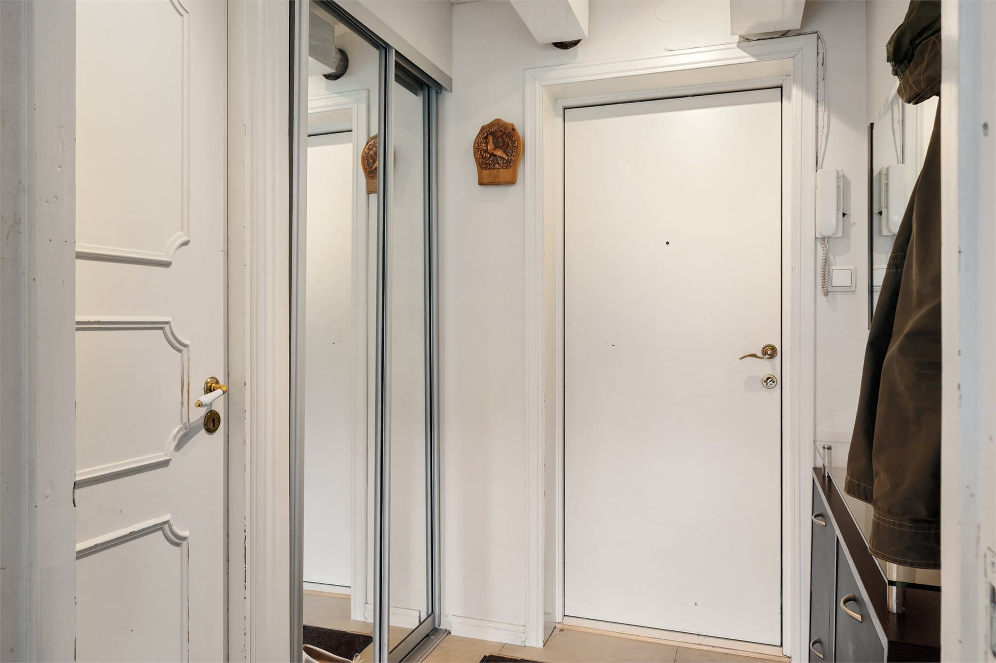 - Entréen måler 3,2 m² og byr på gode oppbevaringsmuligheter med skyvedørsgarderobe, knaggrekke og skoskap -