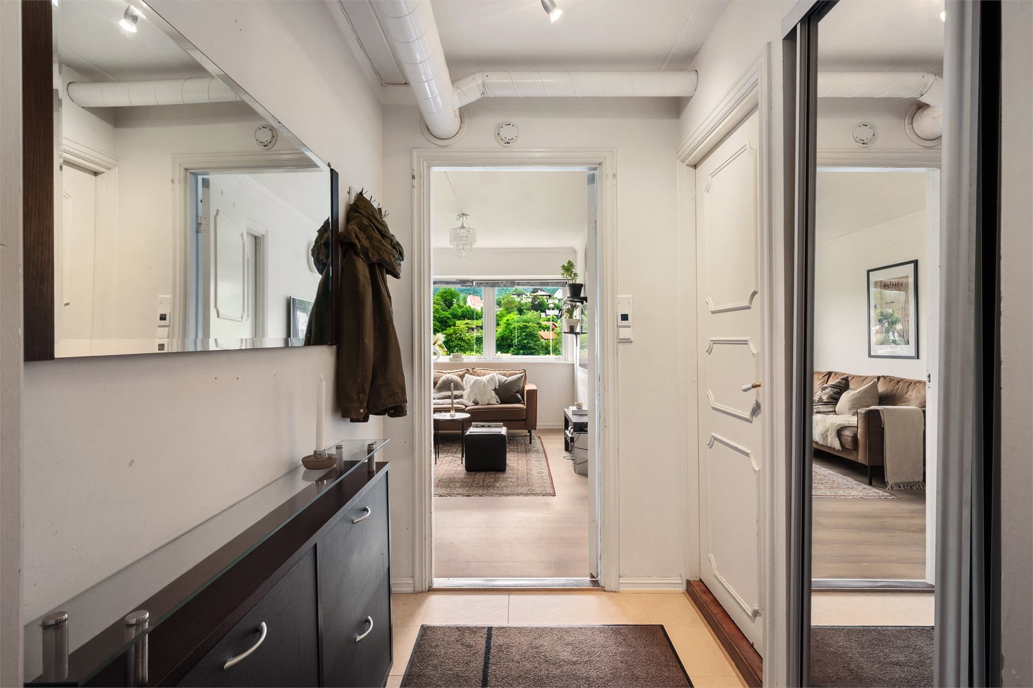 - Leiligheten byr på gode oppbevaringsmuligheter, og disponerer i tillegg en romslig ekstern bod på 4,3 m² -