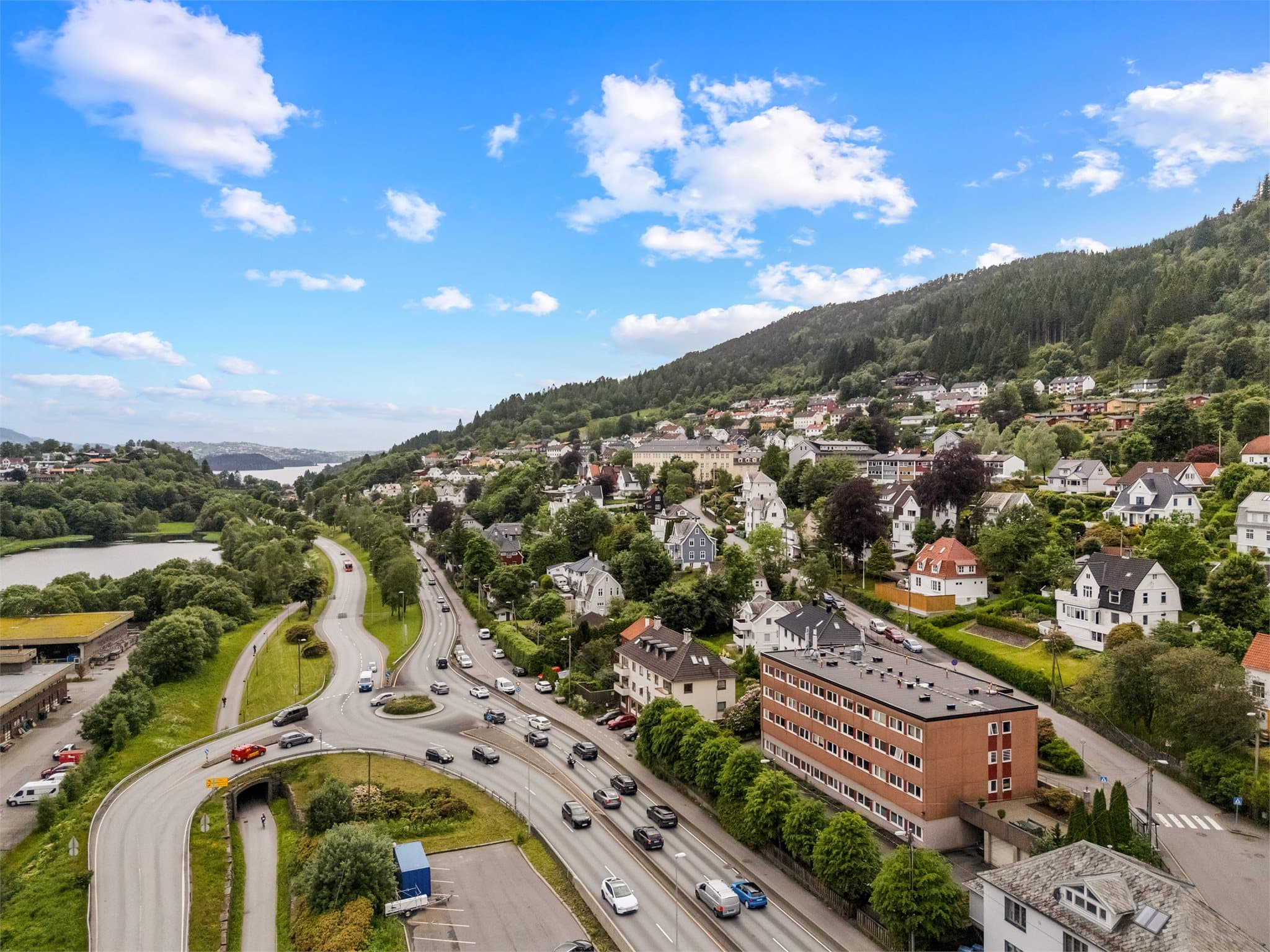 - Til Bergen sentrum tar det kun 10 min med bil -