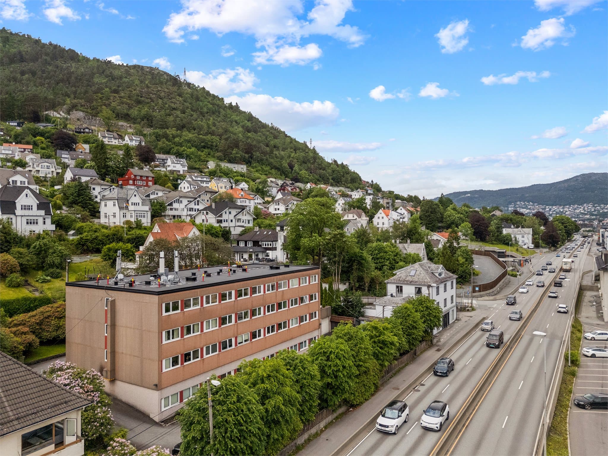 - For studenten er det kort vei til bla. Høyskolen på Vestlandet, Høyskolen Kristiania, BI og Universitet i Bergen -