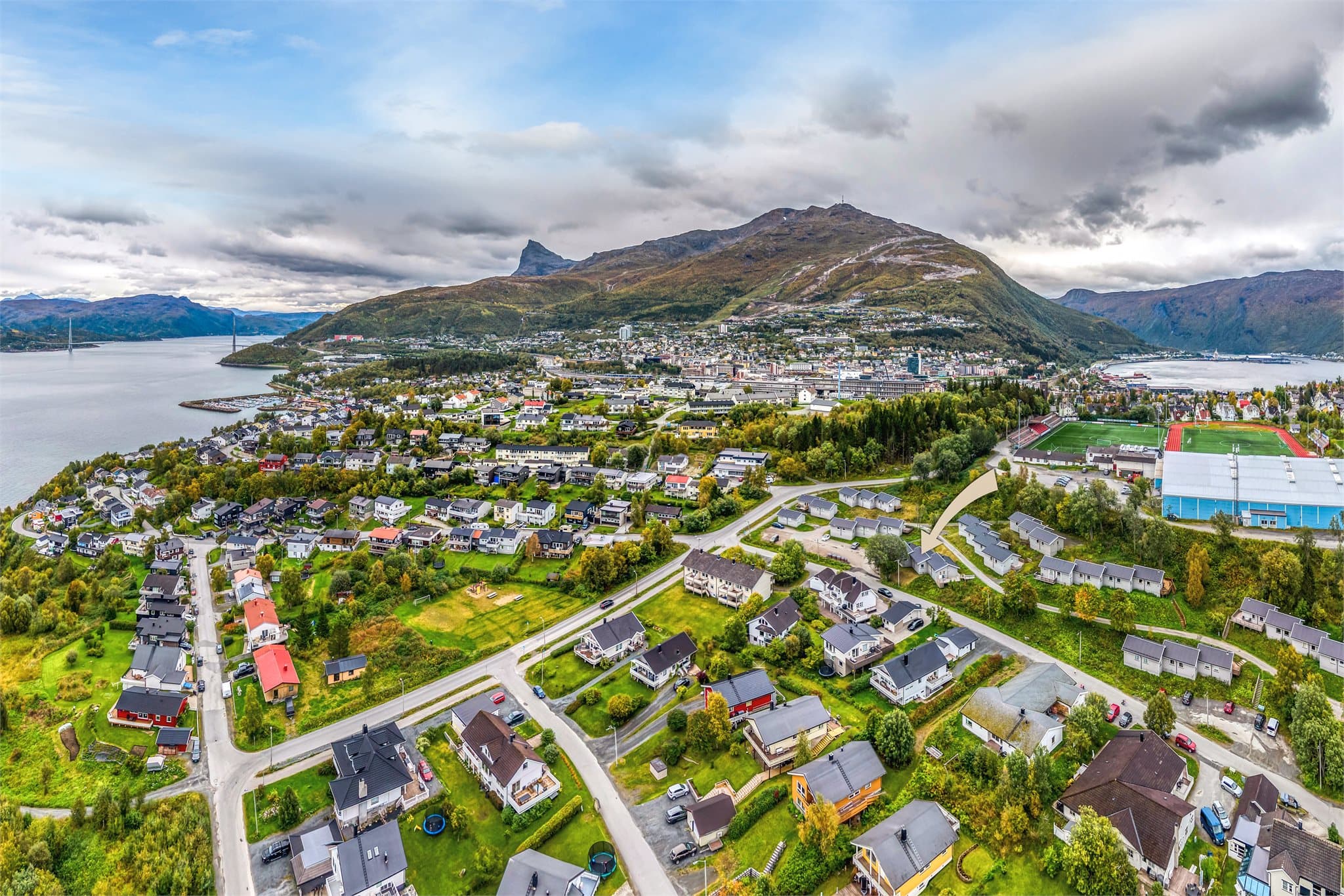 Kort vei til idrettsanlegg som Jakla fotballbane og Narvikhallen, med Narvikfjellet i bakgrunnen.