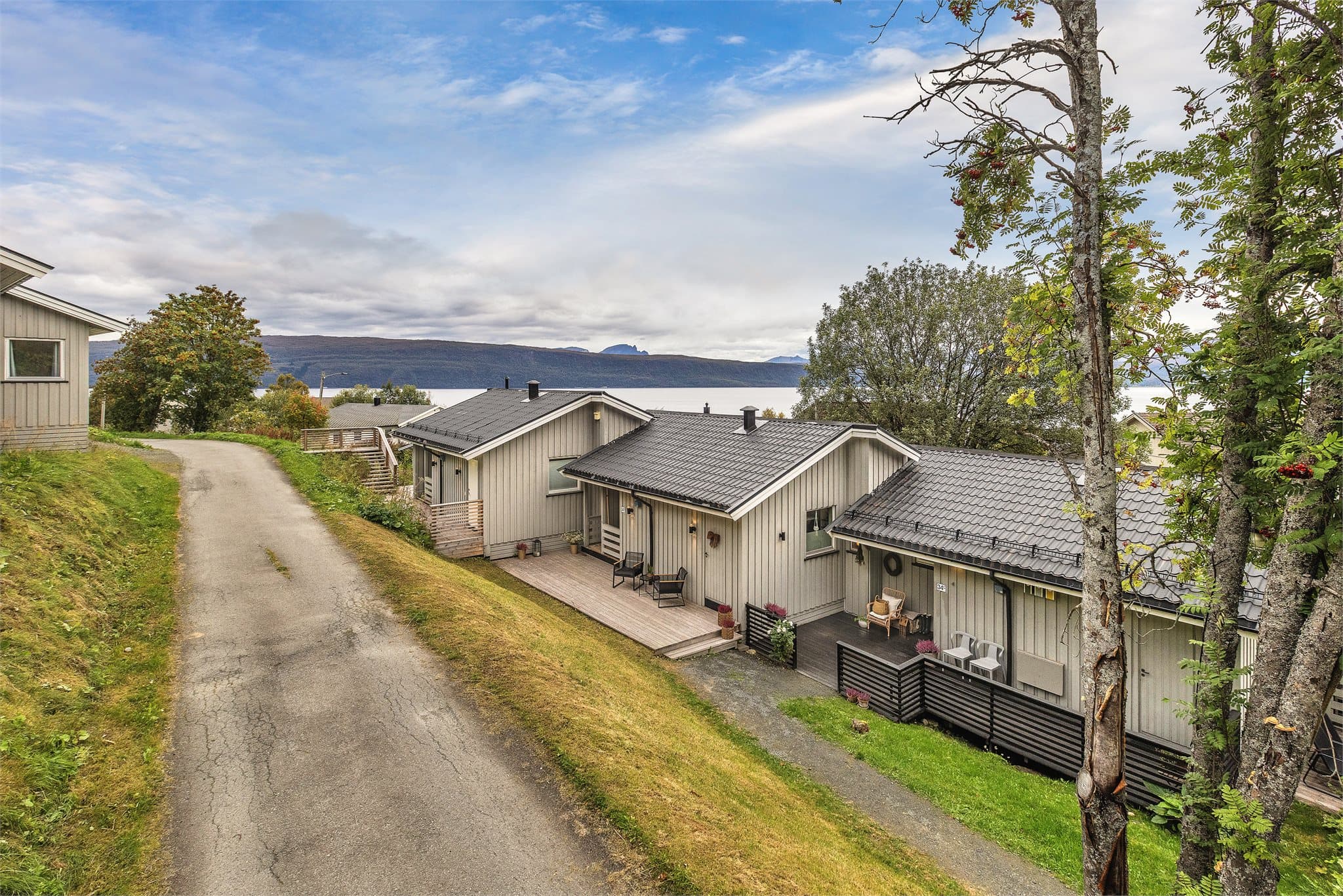 Boligrekken ligger i et veletablert sameie med utsikt utover Ofotfjorden.