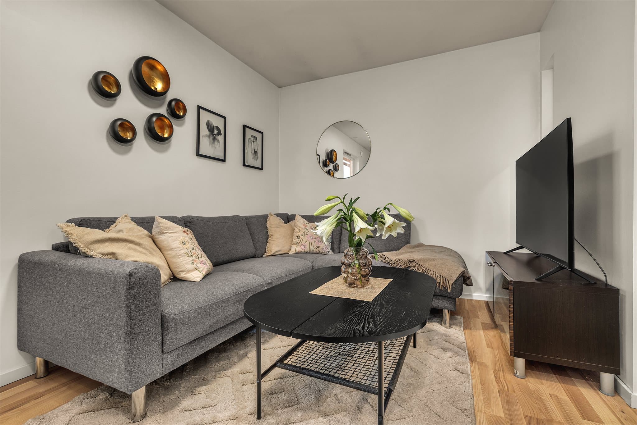 Sittegruppen er tilbaketrukket i stuen med god plass til TV-seksjon.