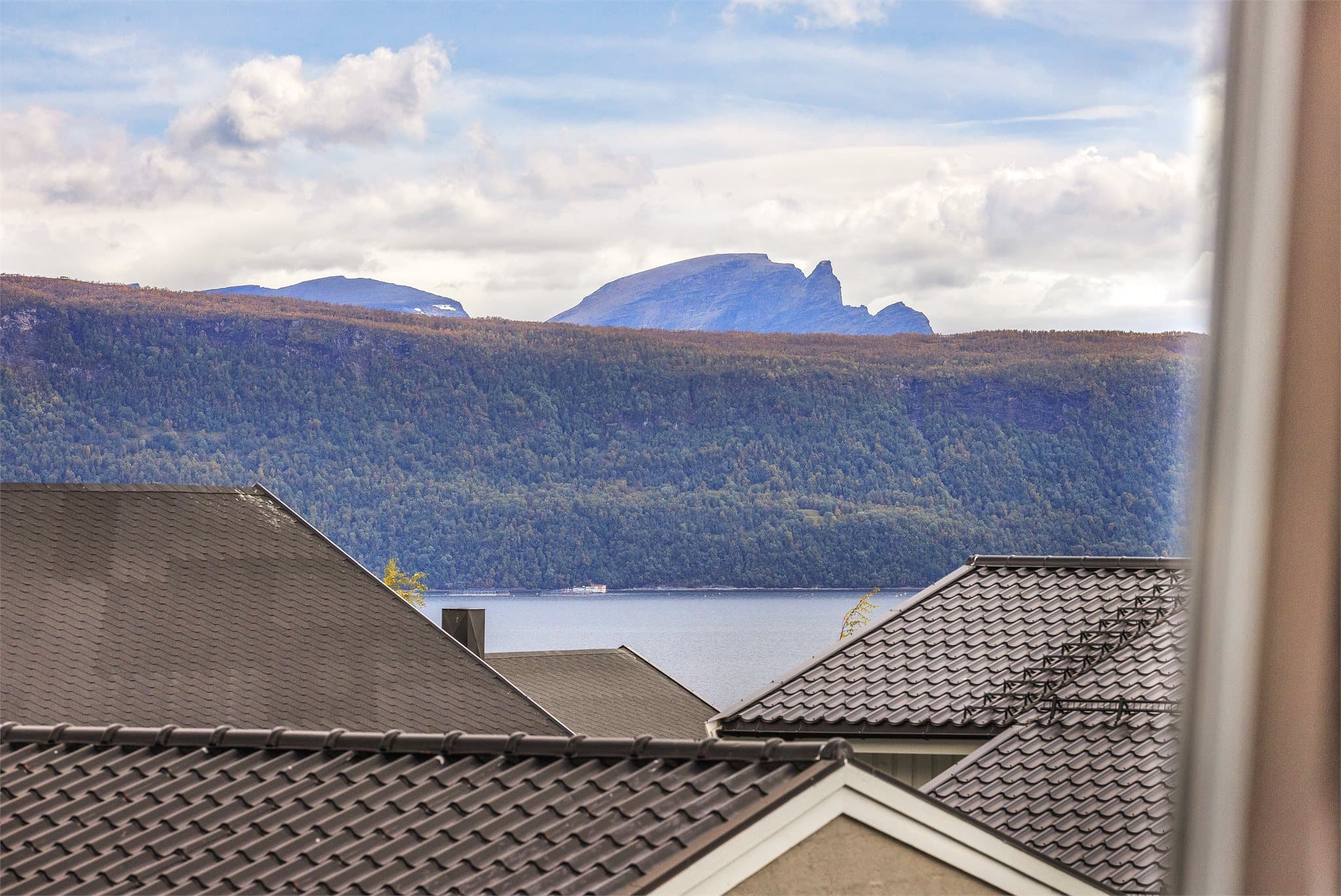 Fra stuen er det utsikt mot Ofotfjorden og fjellene på nordsiden.
