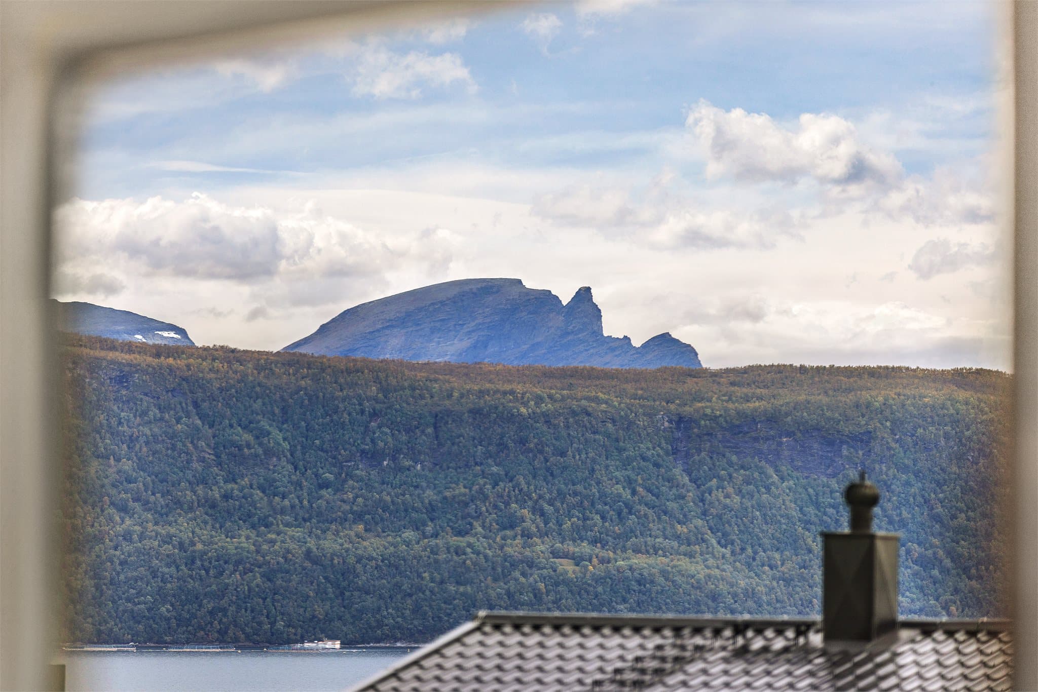 Utsikt mot fjellformasjonene på den andre siden av fjorden.