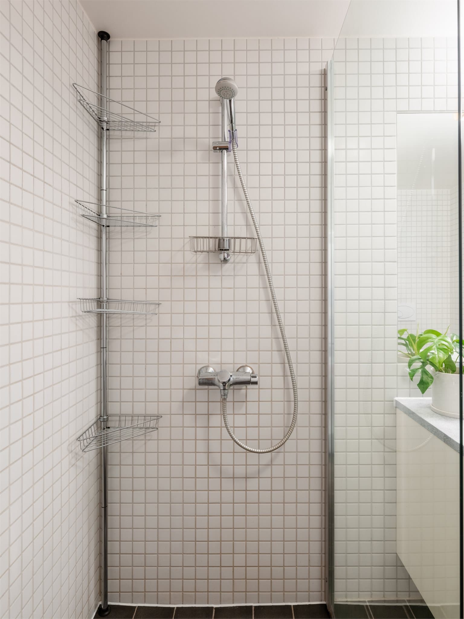 Dusjhjørne med praktisk glassvegg og mekanisk avtrekk som sikrer et godt inneklima.