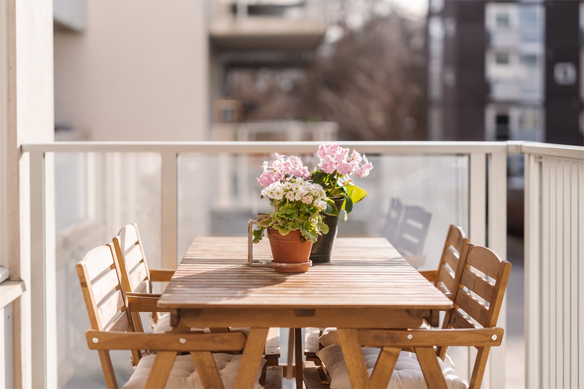 Balkongen har god plass til en sittegruppe for hyggelige ettermiddager.