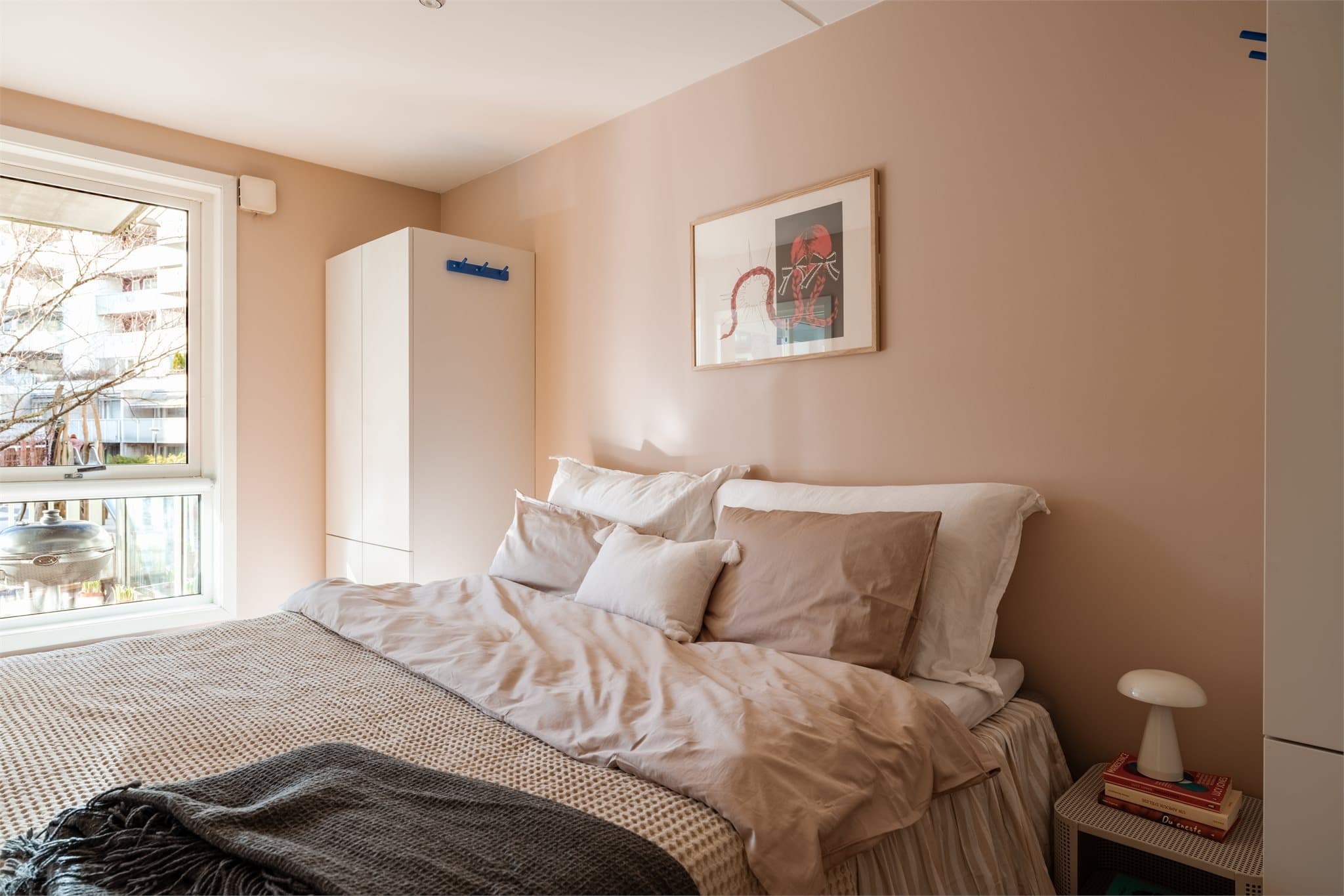 Soverommet har god plass til dobbeltseng og er skjermet fra stuen med skyvedører.