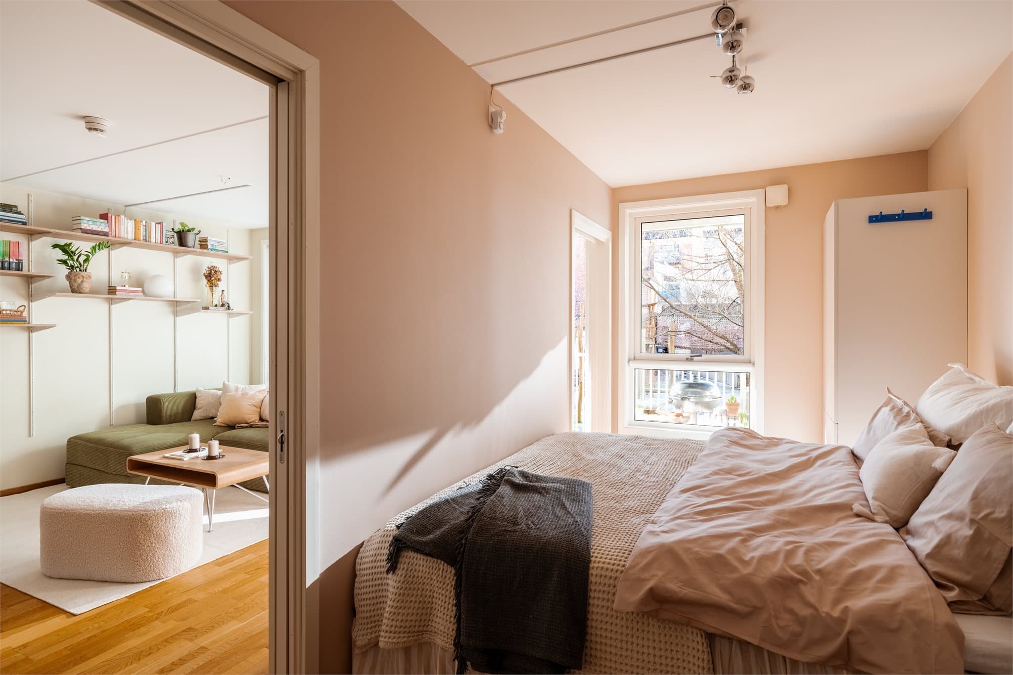 Rommet har malte plater på veggene og 3-stavs parkett på gulvet, i likhet med resten av oppholdsrommene.