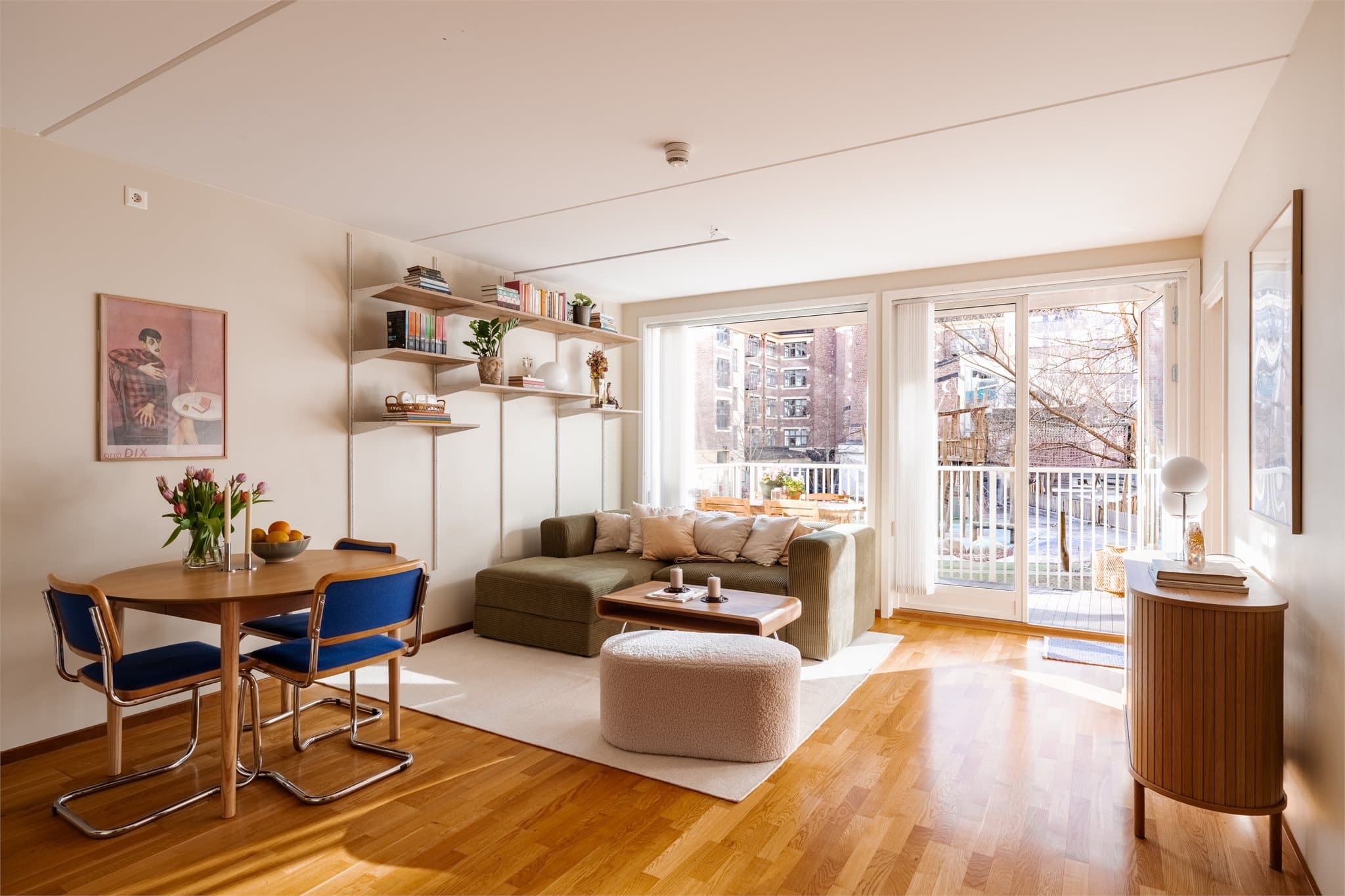 Stuen er lys og innbydende med overflater malt i 2023. Her er det god plass til både sofagruppe og spisebord.