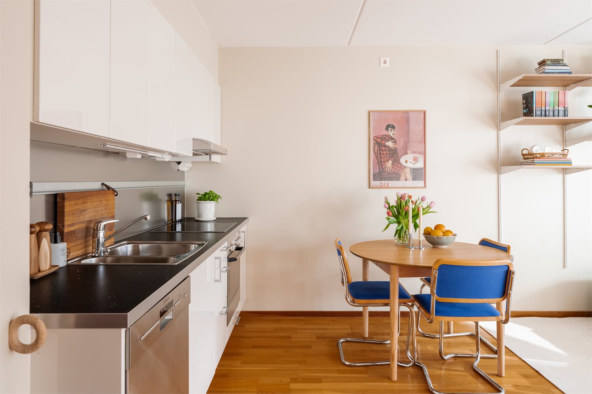 Kjøkkenet er utstyrt med oppvaskmaskin og har mekanisk avtrekk over kokesonen.