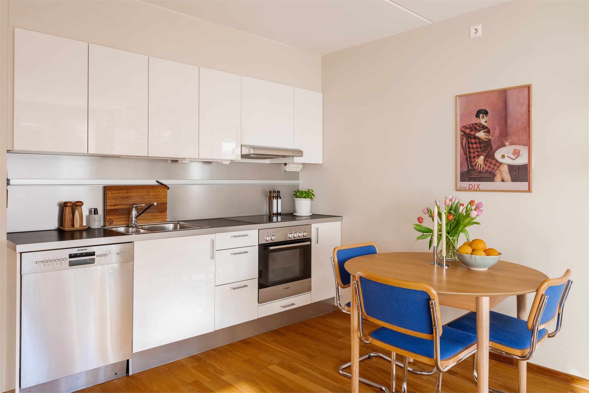 Stilrent kjøkken fra Marbodal med glatte fronter, integrert stekeovn og induksjonstopp.