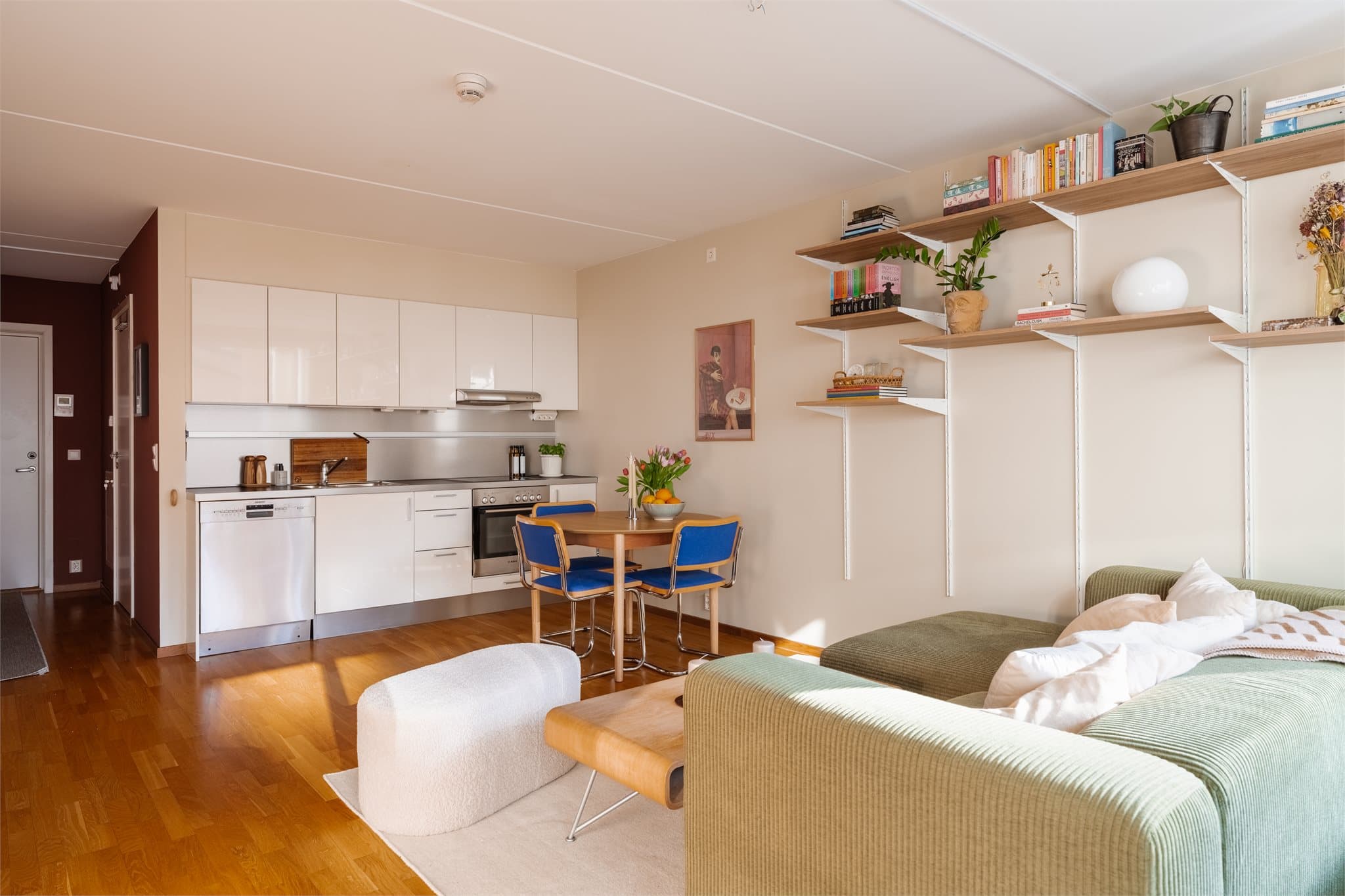 Leiligheten har en klar og funksjonell inndeling mellom privat og sosial sone.