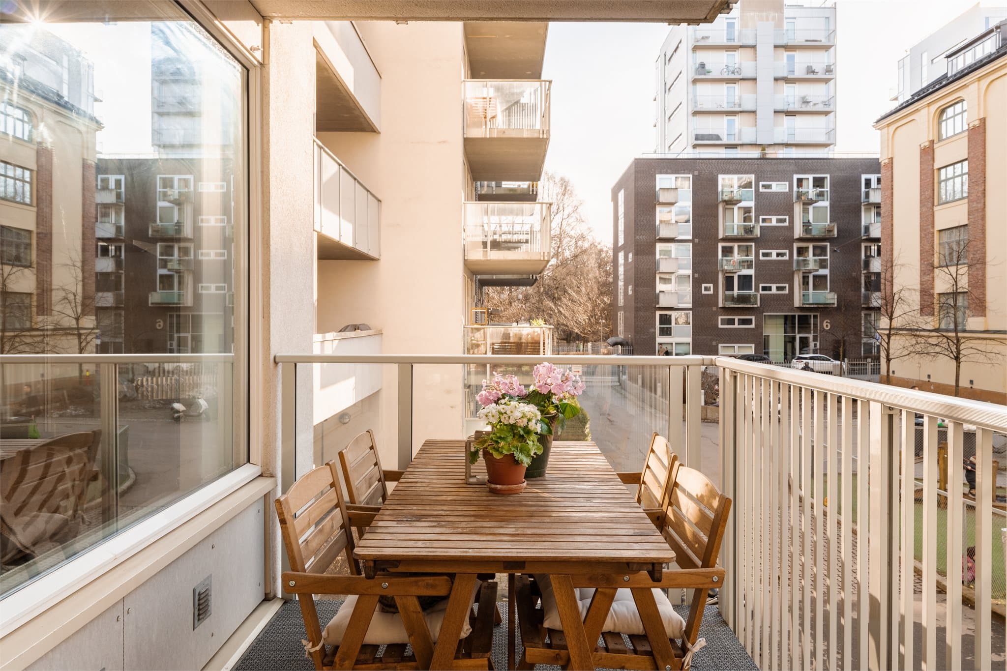 Den vestvendte balkongen på 10 m² er en solrik forlengelse av stuen store deler av året.