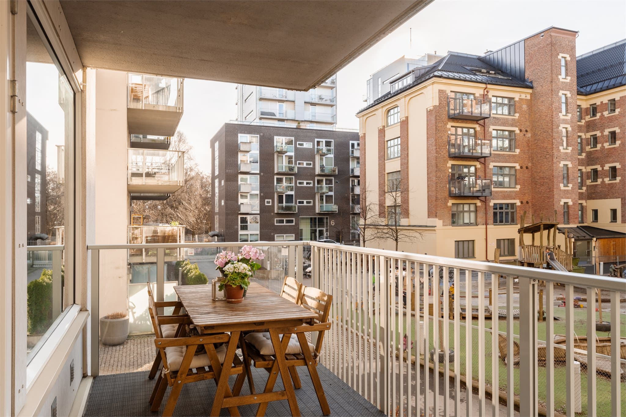 Bo idyllisk til ved Akerselva, med parker og byliv like ved. Arealeffektiv planløsning og solrik vestvendt balkong.