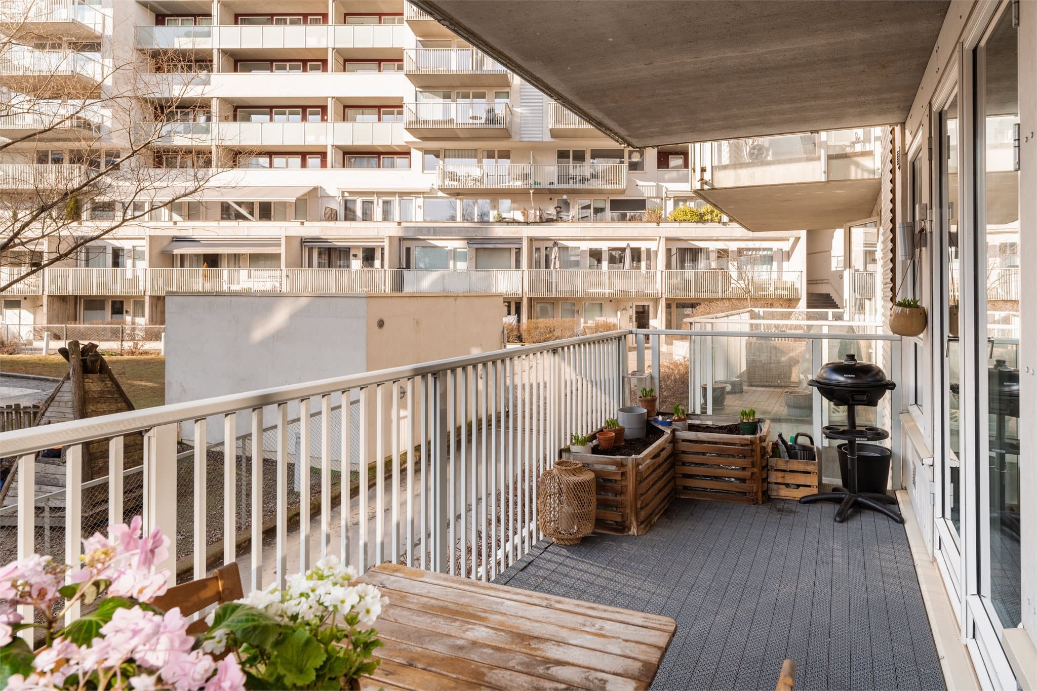 Her er det også plass til grill og beplantning, slik at du kan skape din egen grønne oase.