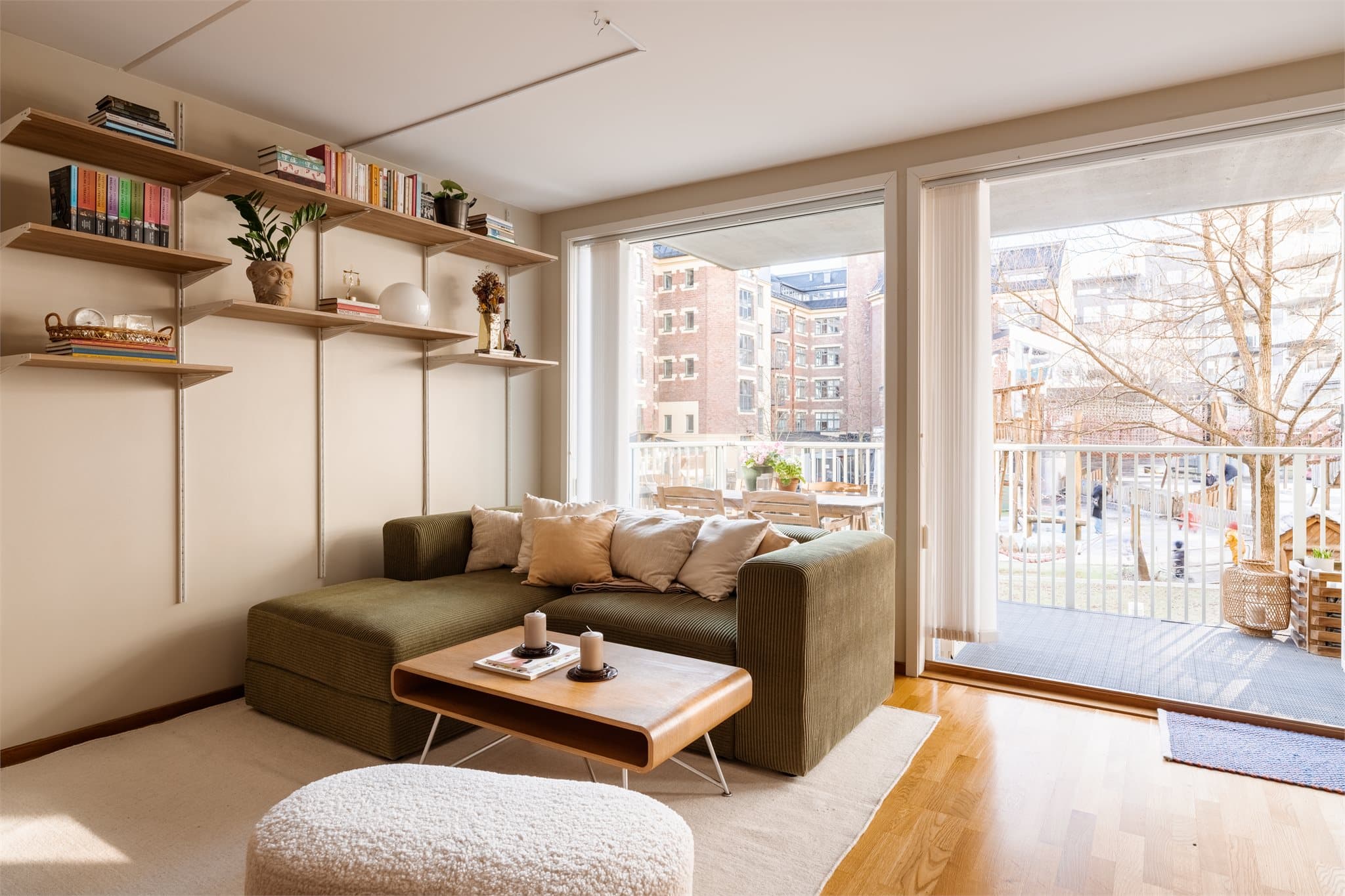 Store vindusflater slipper inn rikelig med dagslys. Oppvarming skjer via vannbåren varme tilknyttet radiatorer.