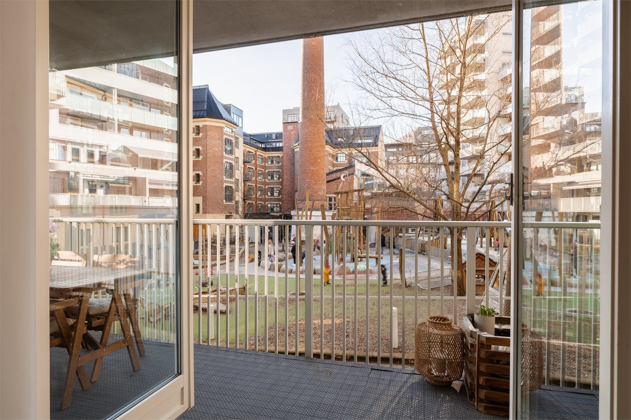 Fra stuen har du en fin oversikt over uteplassen og de parkmessige fellesarealene.