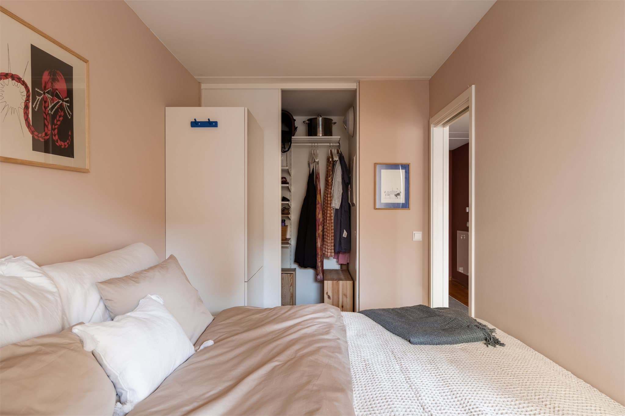 Et praktisk omkledningsrom i direkte tilknytning til soverommet gir rikelig med oppbevaringsplass.