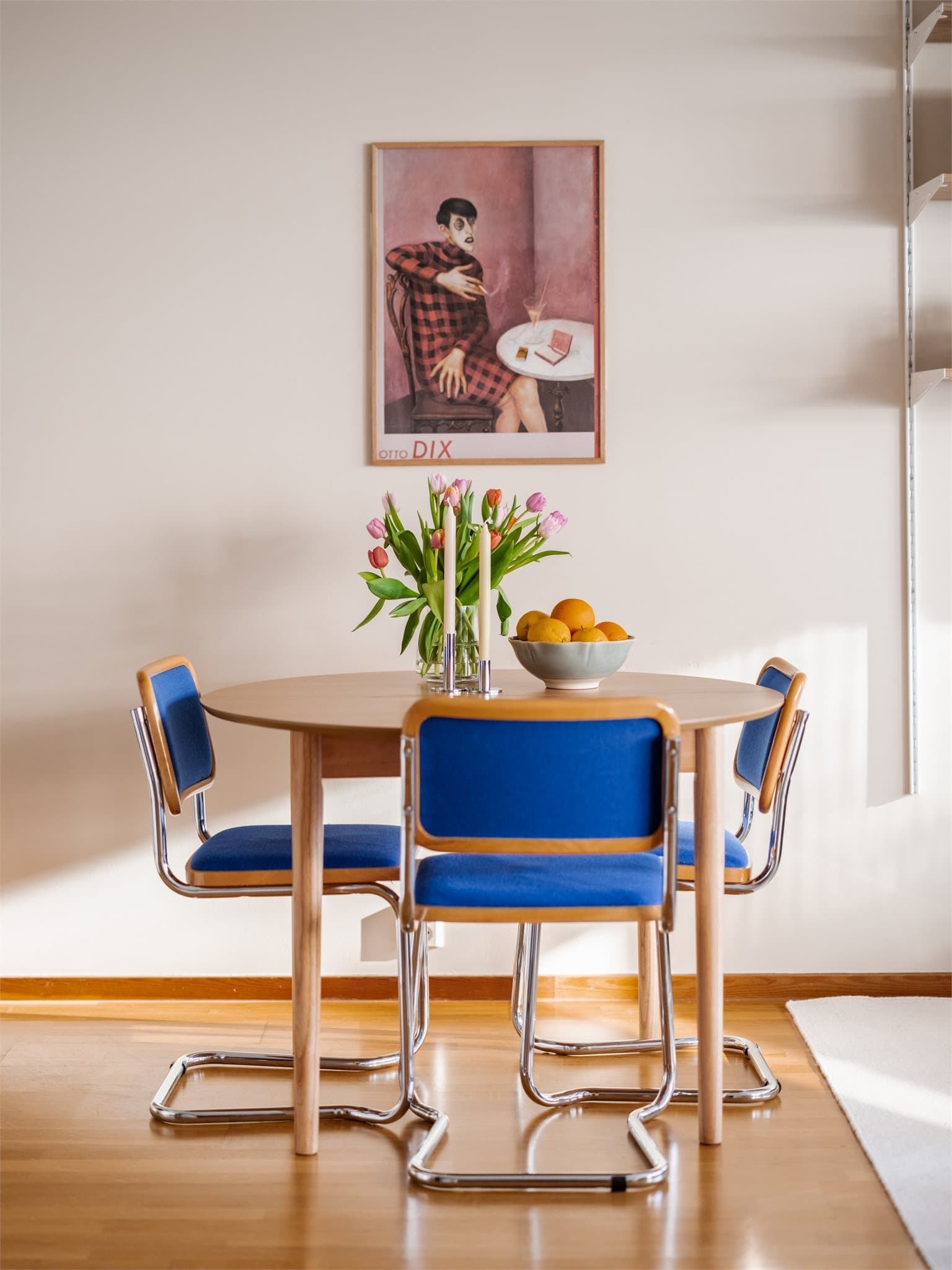 Den åpne løsningen gir rom for en hyggelig spiseplass i tilknytning til både stue og kjøkken.