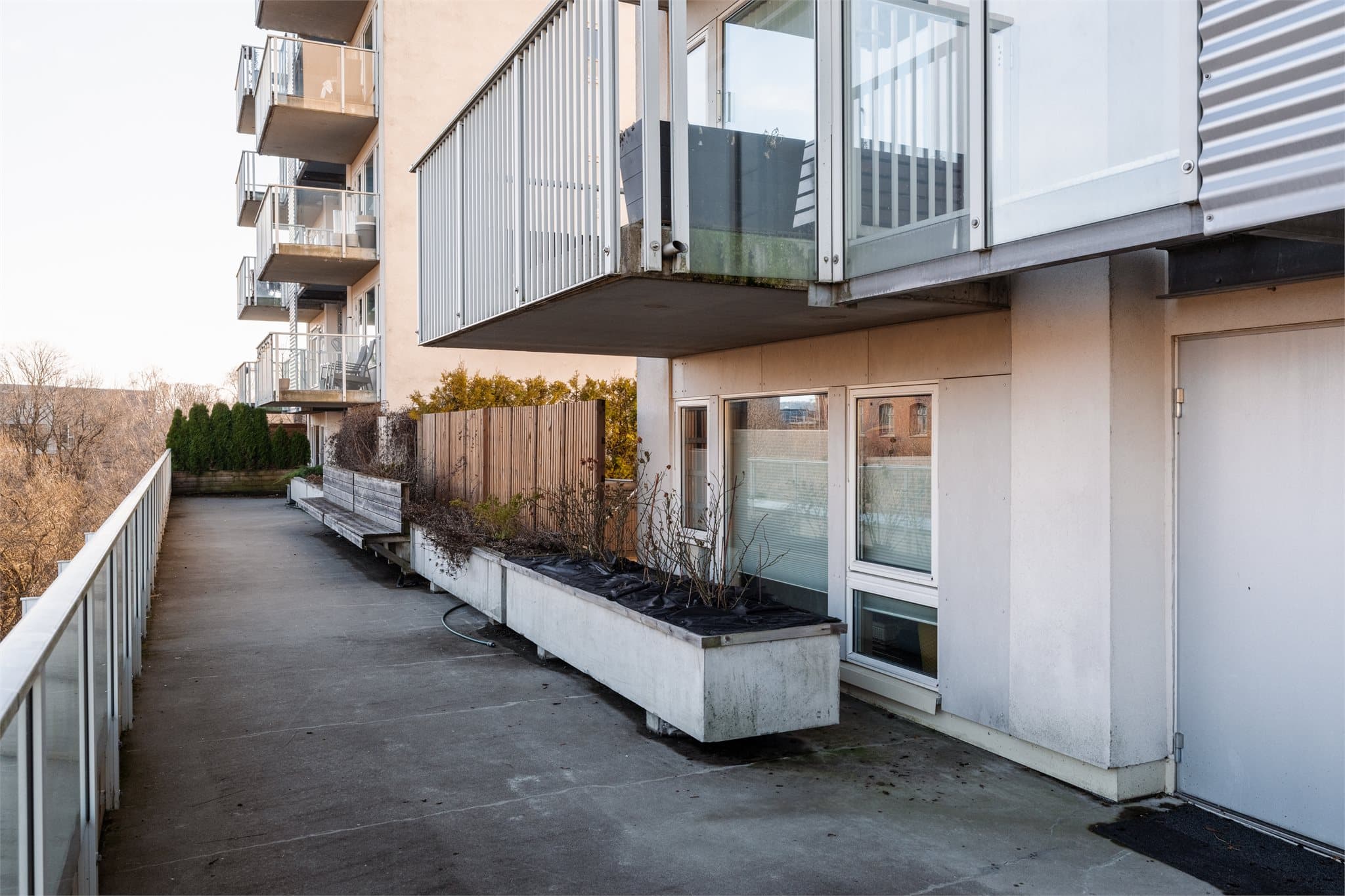 Sameiet har velholdte fellesarealer. Leiligheten disponerer også en kjellerbod på 3 m².