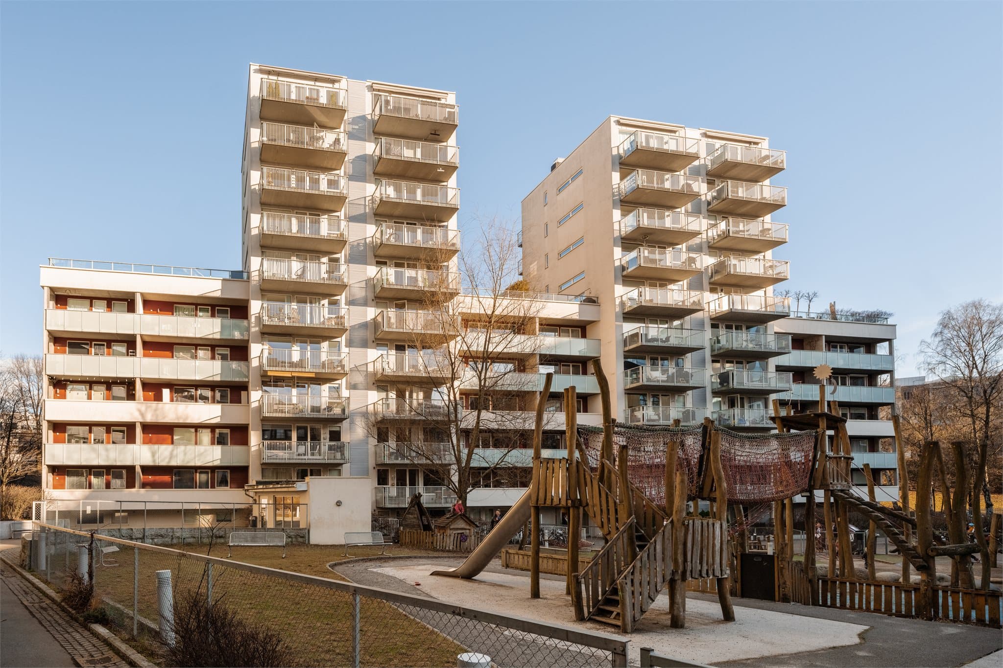 Leiligheten ligger i et moderne bygg fra 2009, tilbaketrukket i det rolige boligområdet Waldemars Hage.
