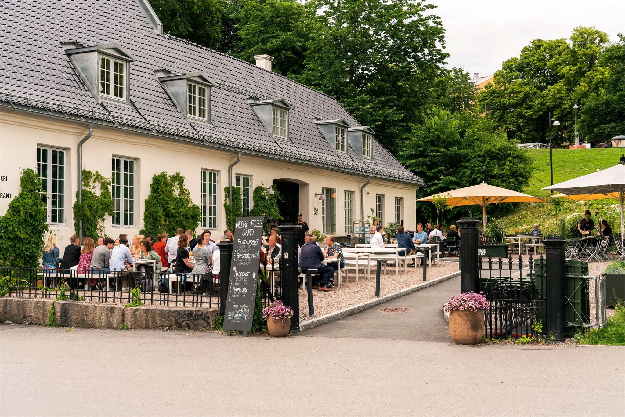 Langs elven finner du sjarmerende serveringssteder som Nedre Foss Gård.