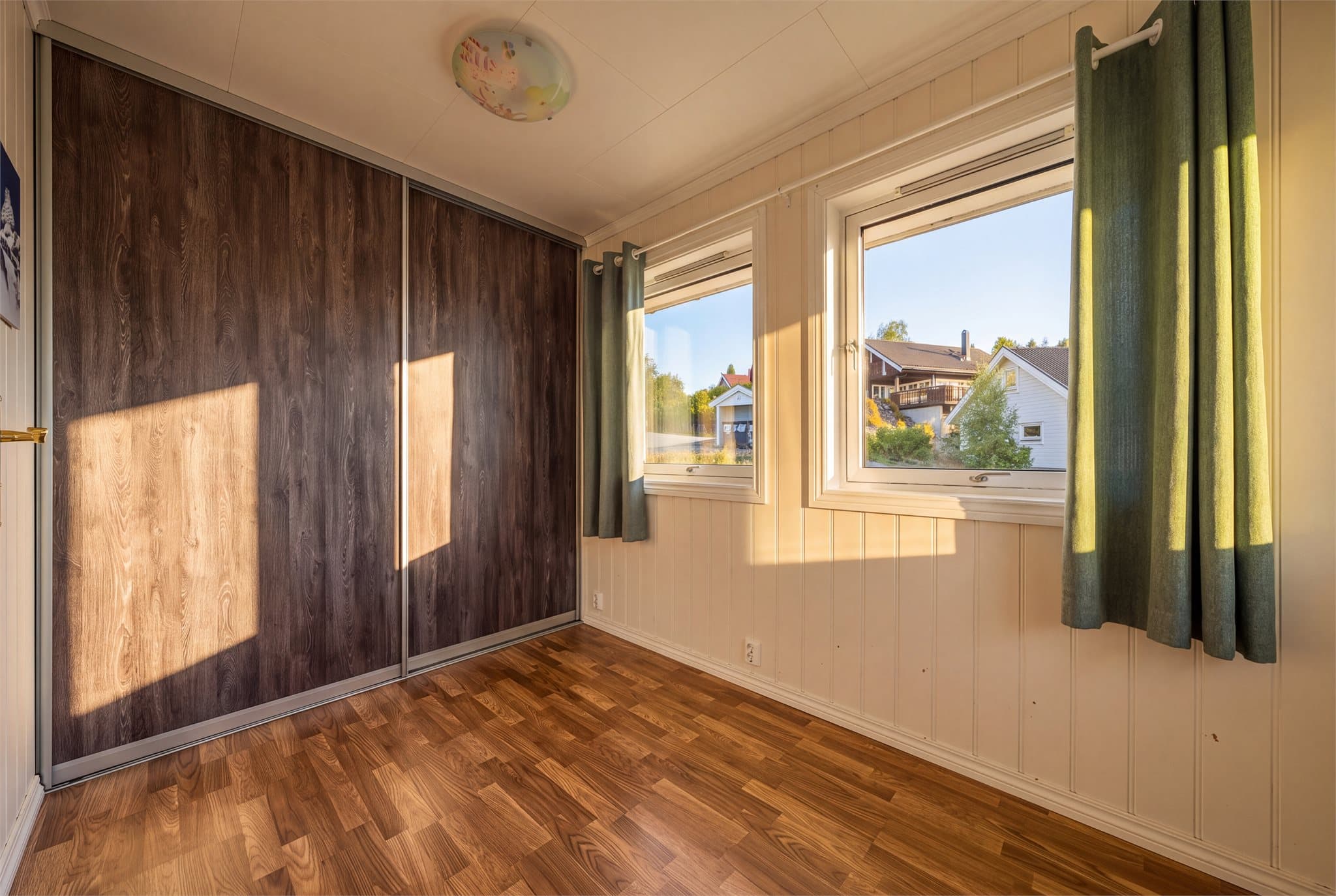 Soverom II i 1.etasje også med skyvedørsgarderobe