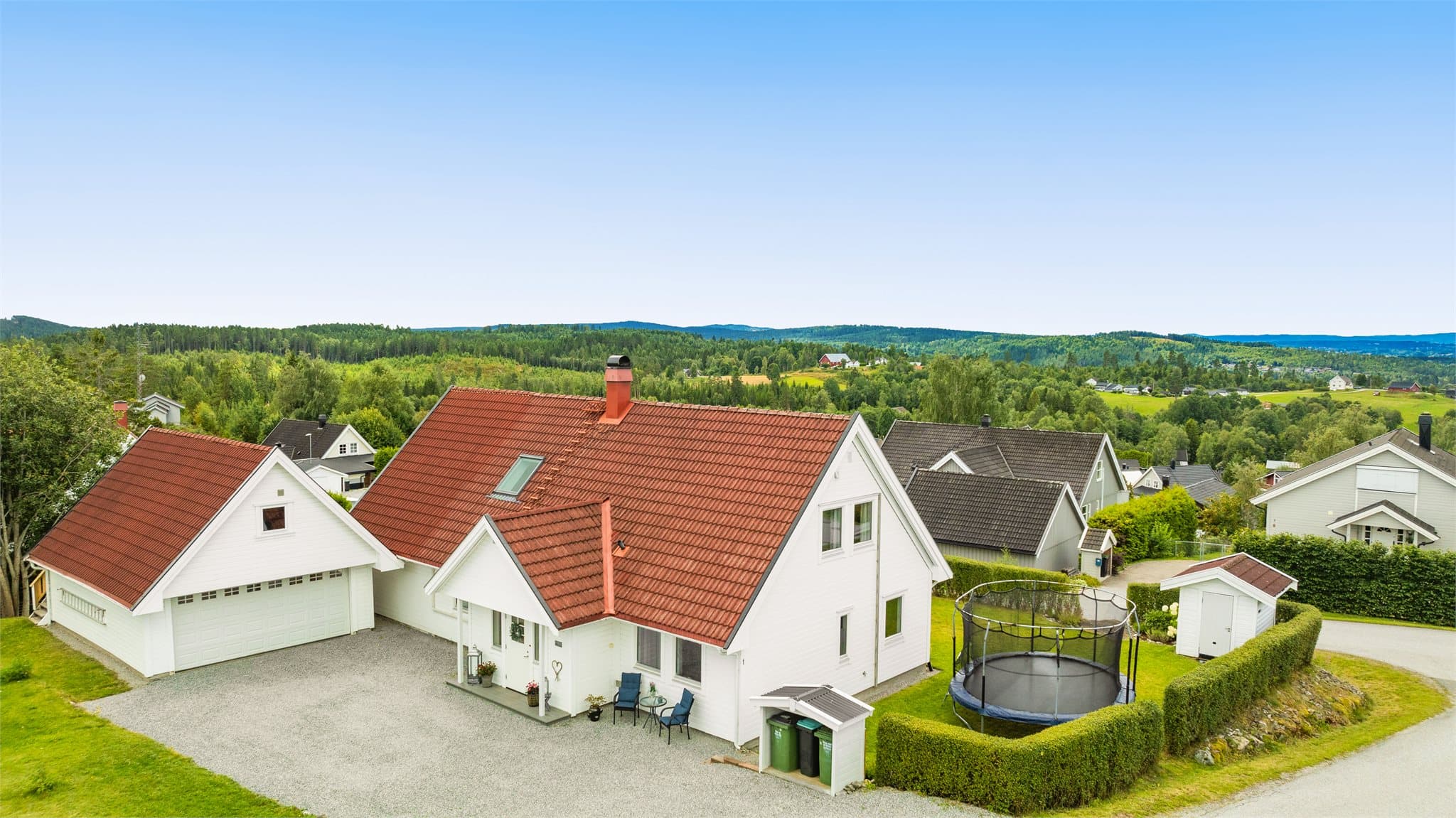 Velkommen til Brenntoppen 1! En velholdt og stor familiebolig med meget attraktiv beliggenhet. Foto: Thor Øyvind Borgersen, Flytende Film