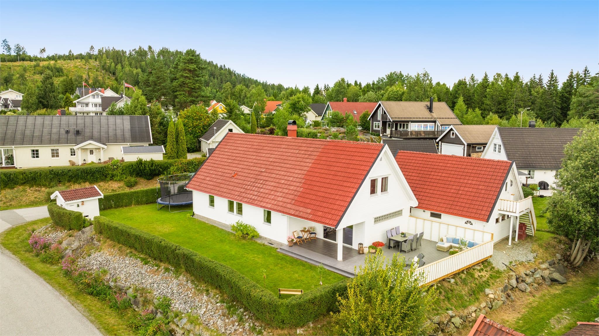 Stor og skjermet hage og fine, solrike uteplasser