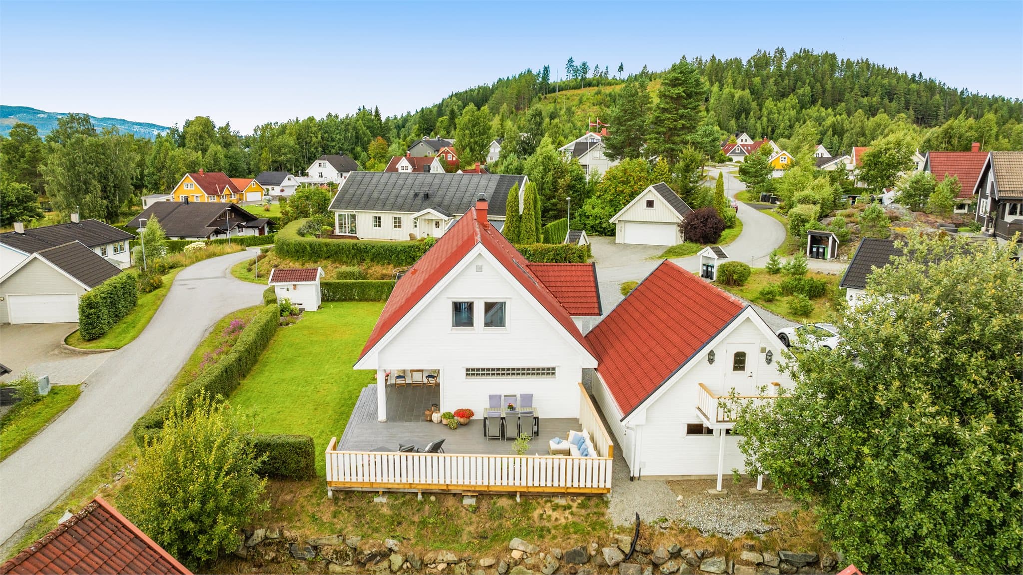 Brenntoppen ligger i et barnevennlig og populært boligfelt med kort vei til Sundet og umiddelbar nærhet til flotte turområder