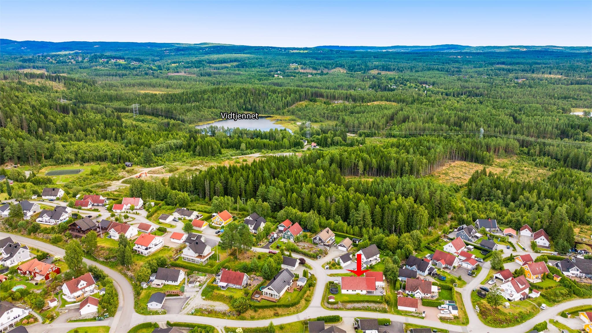 Umiddelbar nærhet til vann, turområder og skiløyper på vinteren
