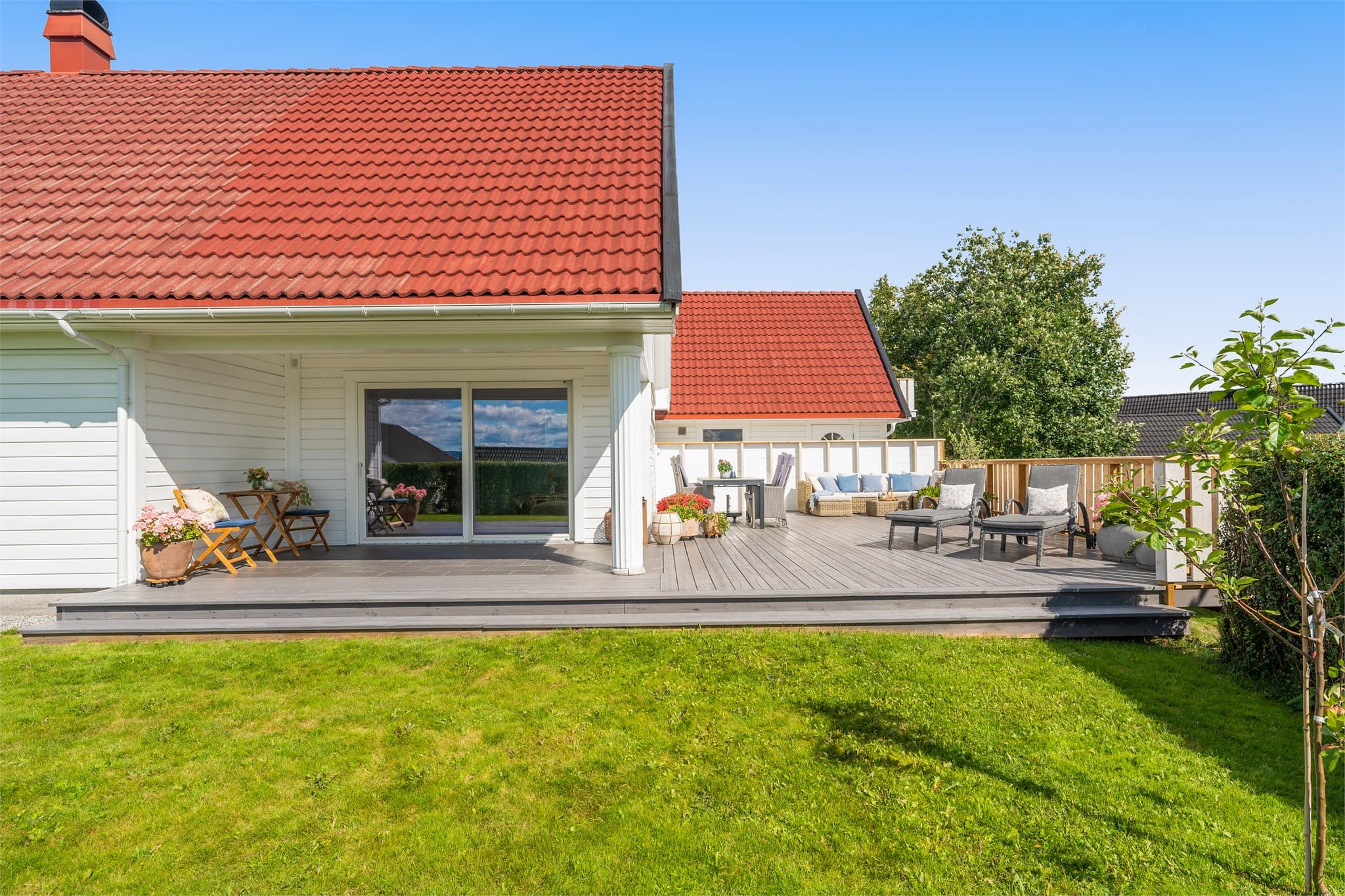 Stor syd-/ vestvendt terrasse med gode solforhold