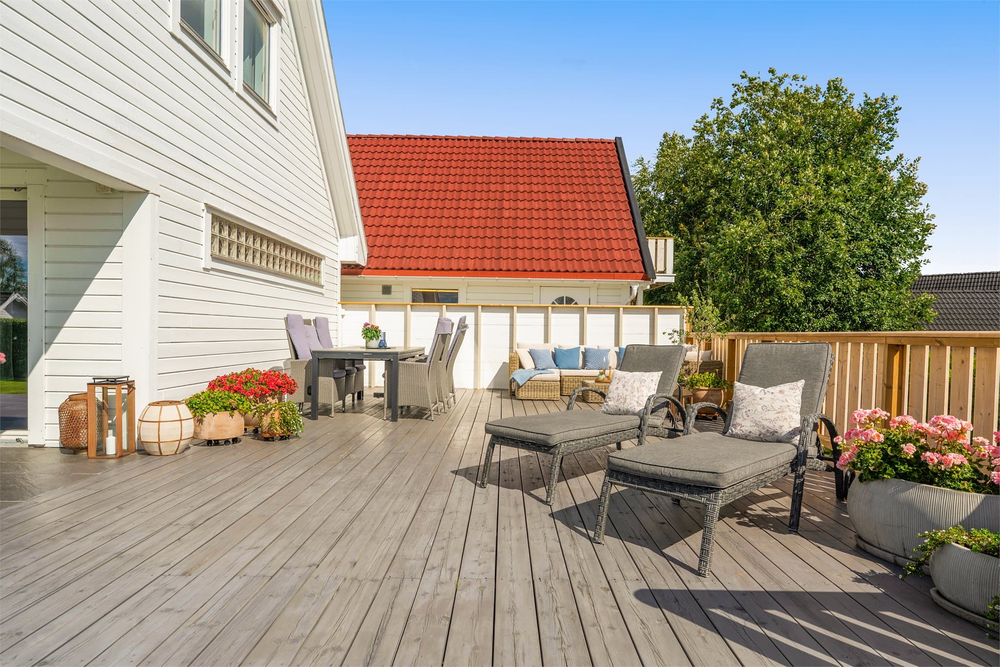 Skermet og pent vedlikeholdt terrasse