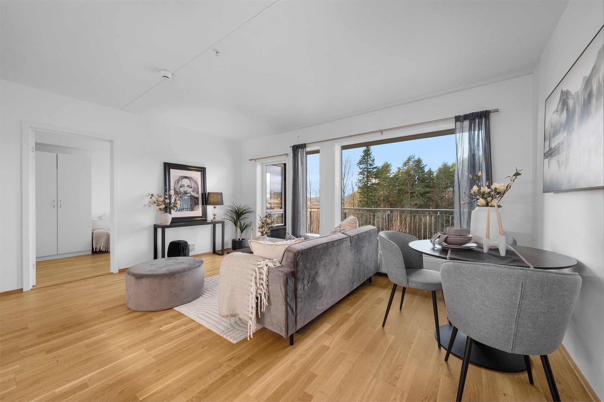 God plass til møblering med sofa og spisebord