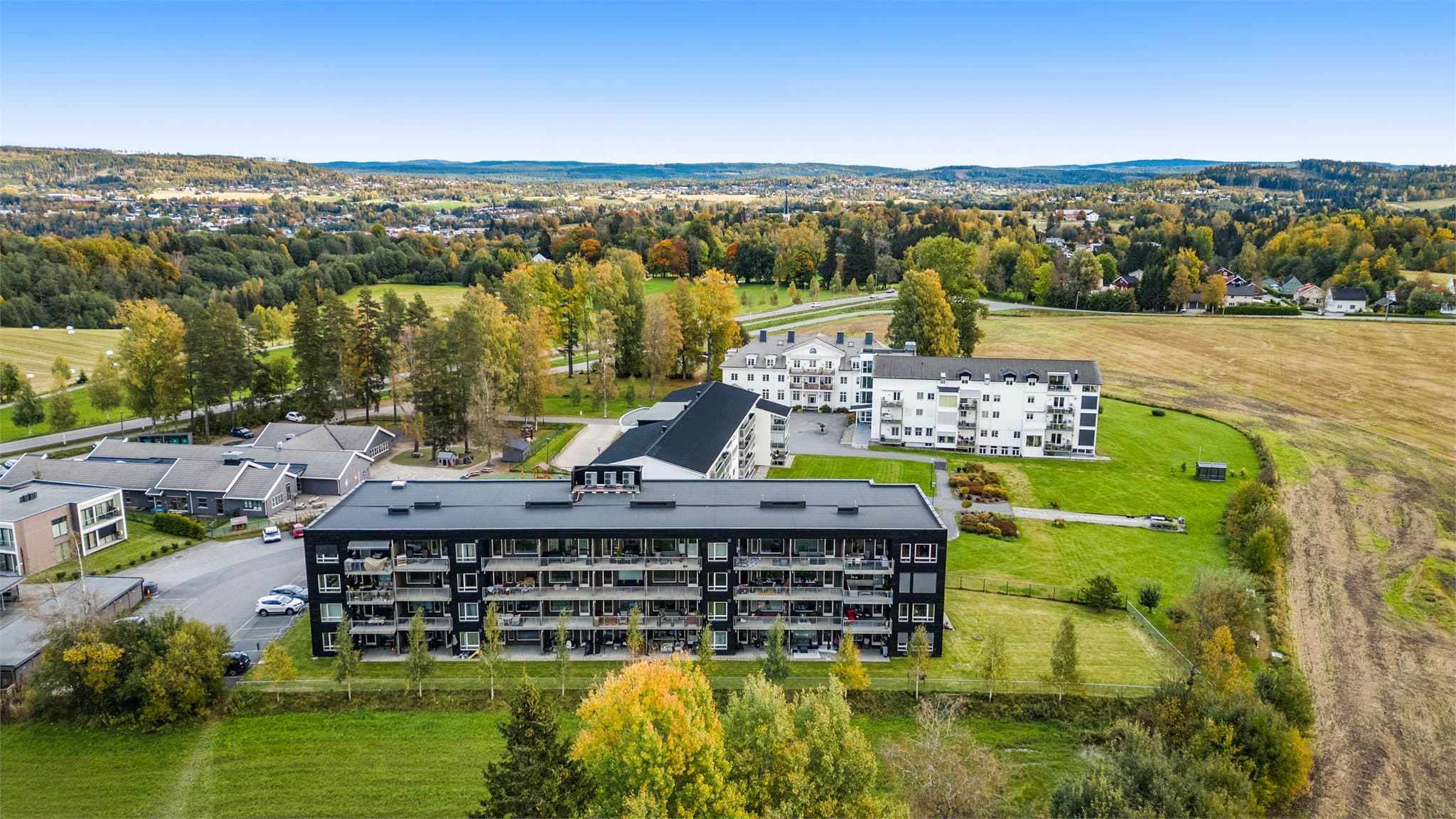 Leiligheten ligger i fine og rolige omgivelser i Eidsvoll med gangavstand til barnehage og skole og kort vei til Sundet og Eidsvoll Stasjon - 35min. til Oslo S!