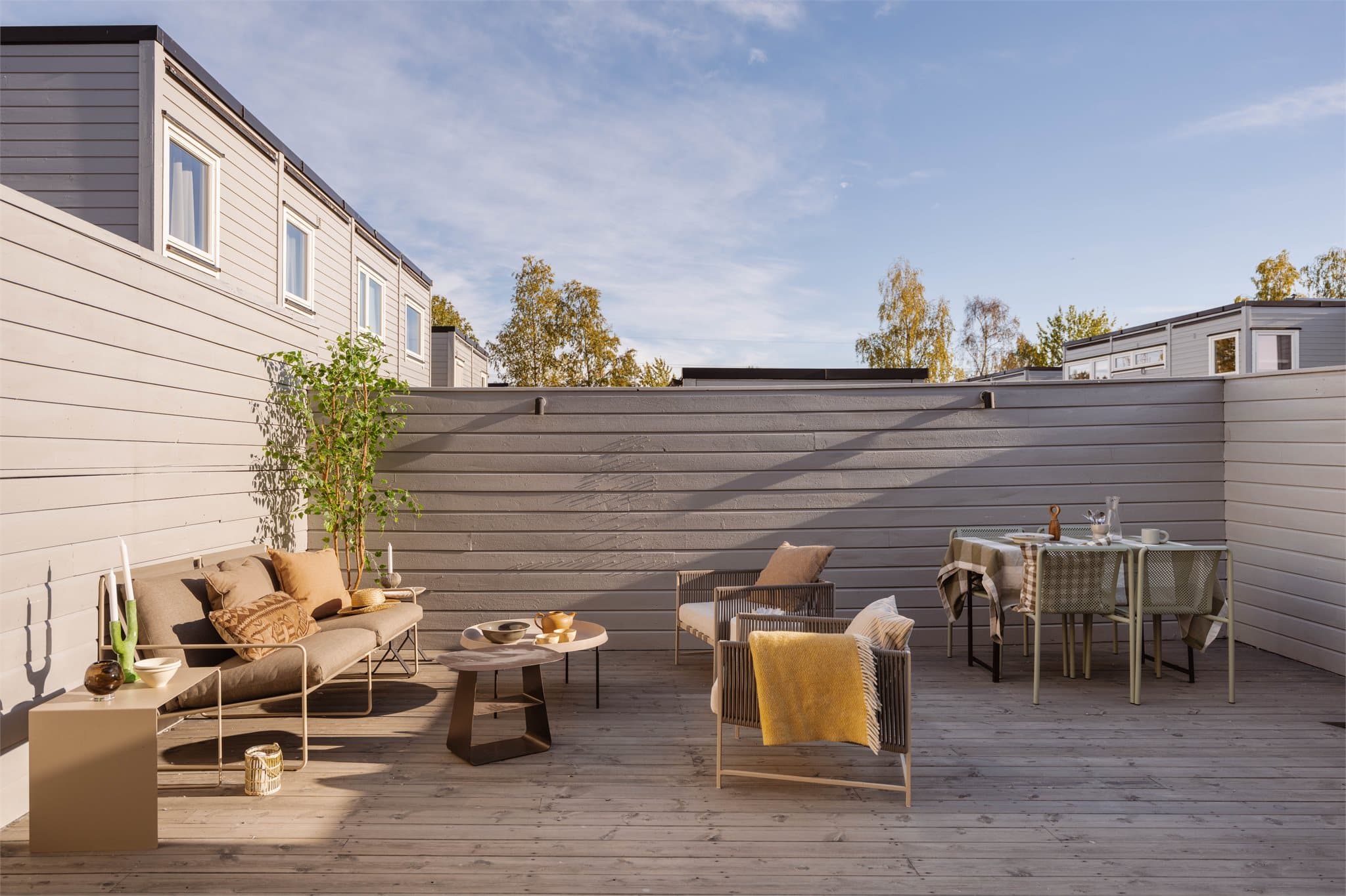 Den sydøstvendte markterrassen på ca. 38 m² er inngjerdet og gir en skjermet uteplass like utenfor stuen.