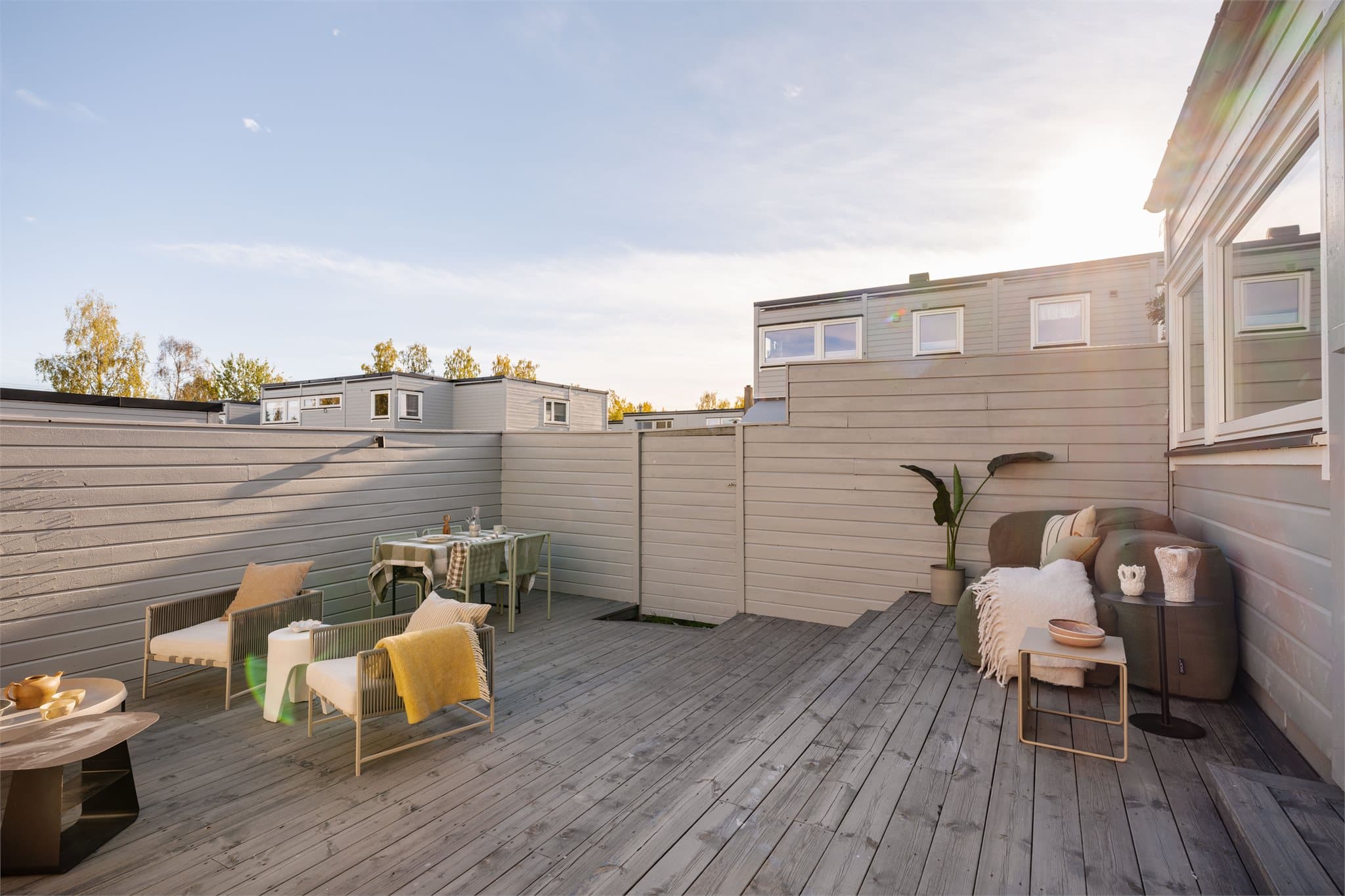 Terrassebordene er beiset i nyere tid og arealet har god plass til både spisegruppe og loungemøbler.