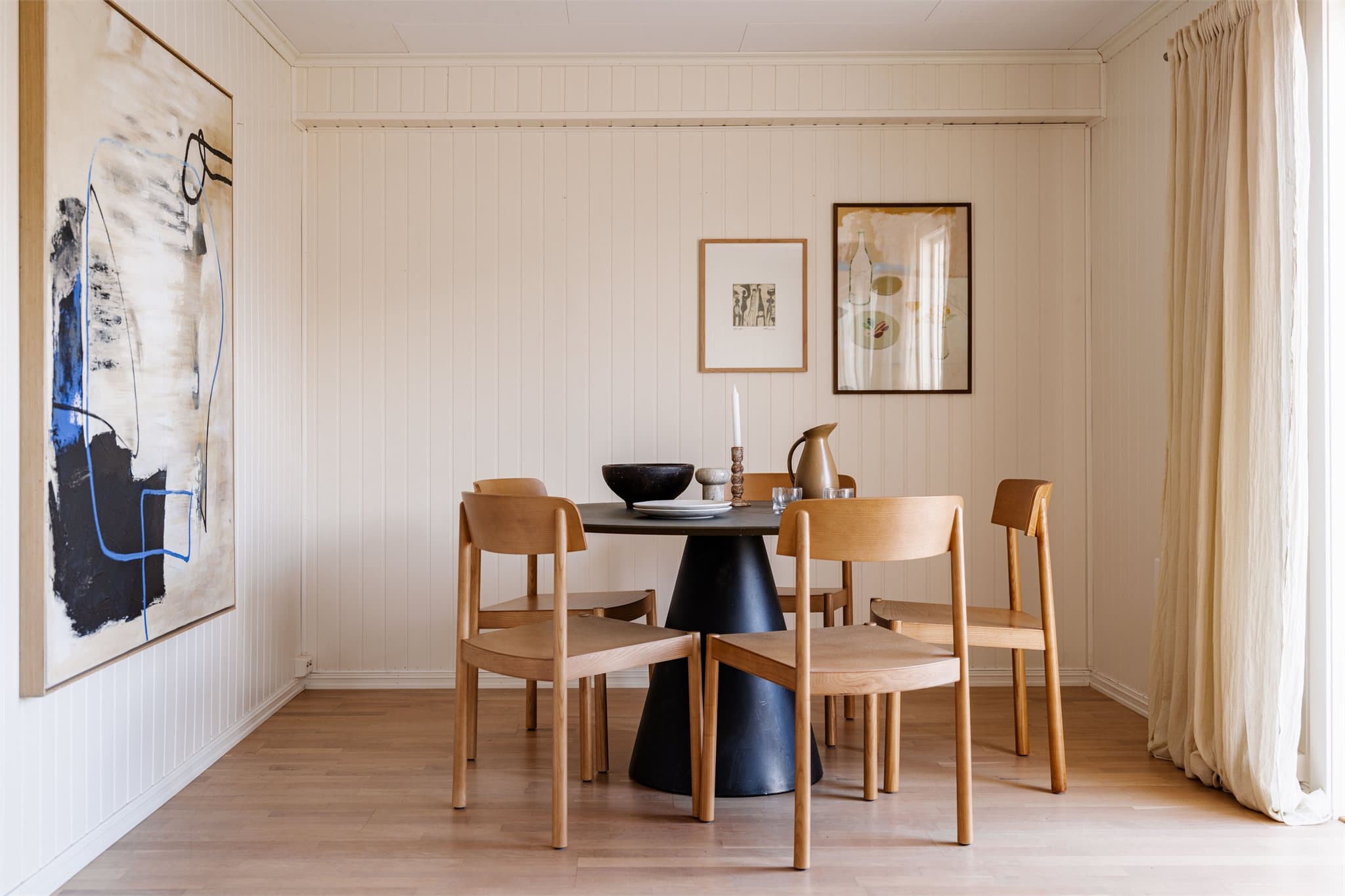 Oppholdsrommet har også en naturlig avgrenset spiseplass med god plass til spisemøblement.
