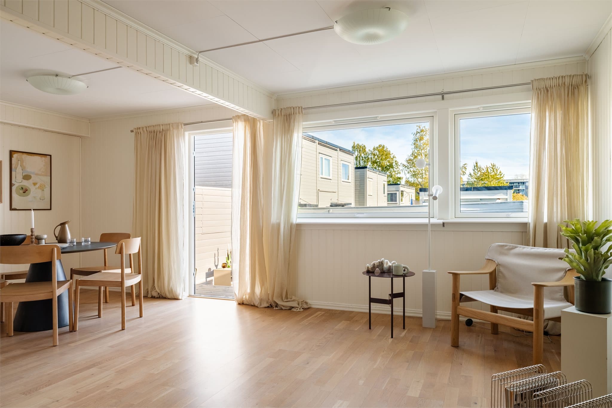 Fra stuen er det direkte utgang til en markterrasse, som gir en naturlig forlengelse av oppholdsrommet på varme dager.