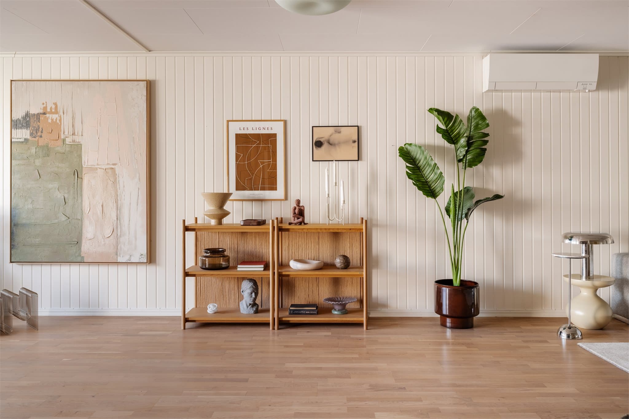 Stuen har lyse, malte panelvegger og god plass til ulike møbleringsløsninger.