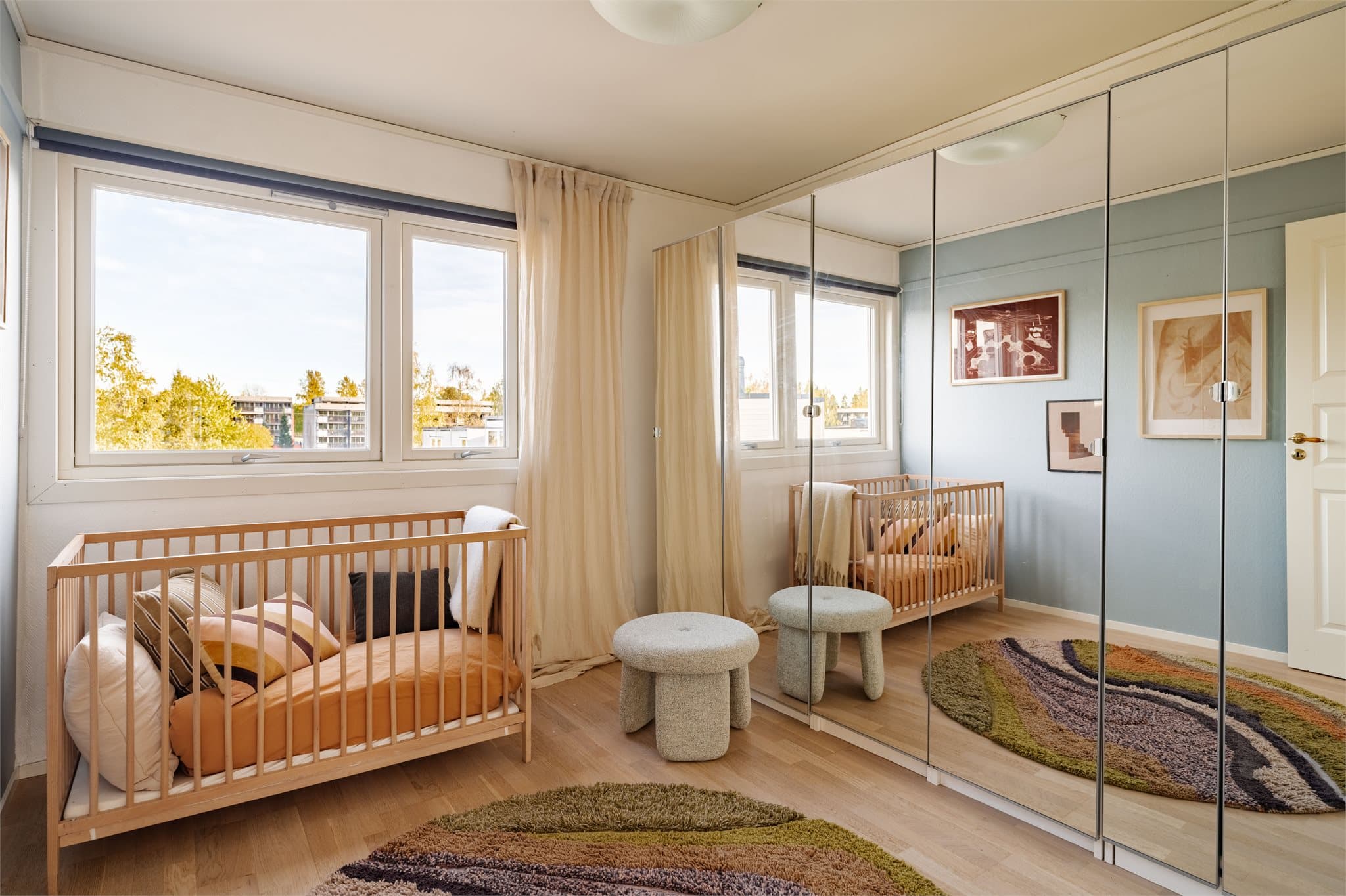 Soverom 5. Soverom innredet som barnerom med stor skyvedørsgarderobe med speilfronter.