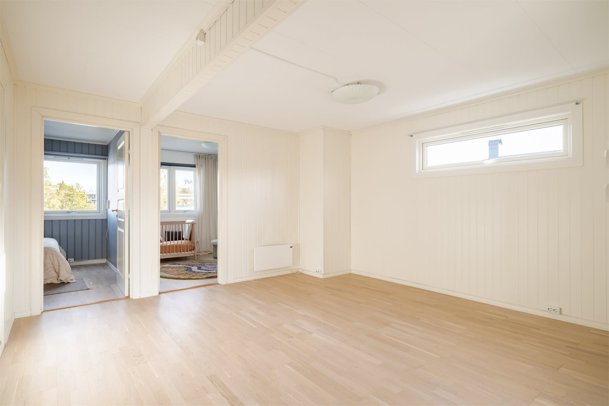 Med gode møbleringsmuligheter er dette et rom som enkelt kan tilpasses ulike behov. Stuen egner seg ypperlig som en ekstra TV-stue, lekerom for barna eller en hyggelig lesekrom.