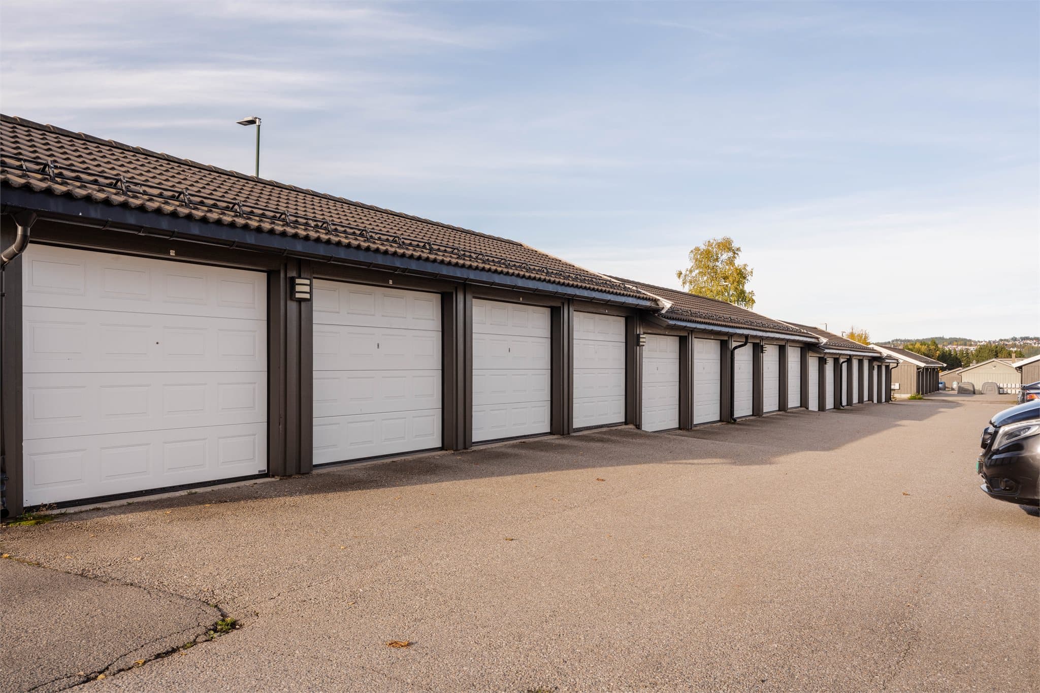 Boligen disponerer egen garasjeplass med ladeboks i felles garasjerekke.