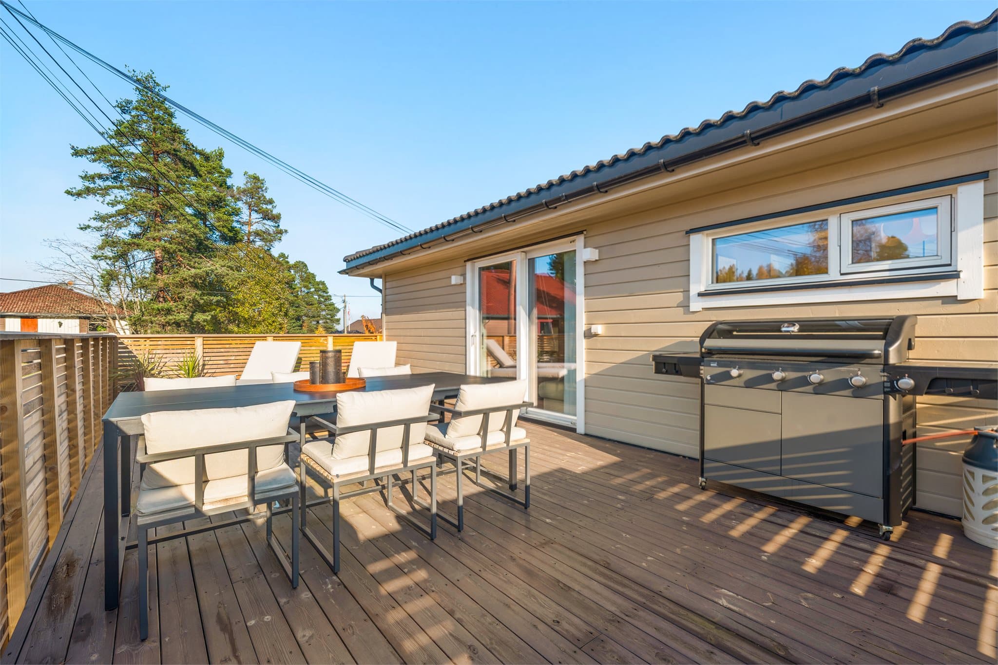 Nydelig og solrik uteplass med mulighet for flere sittegrupper.