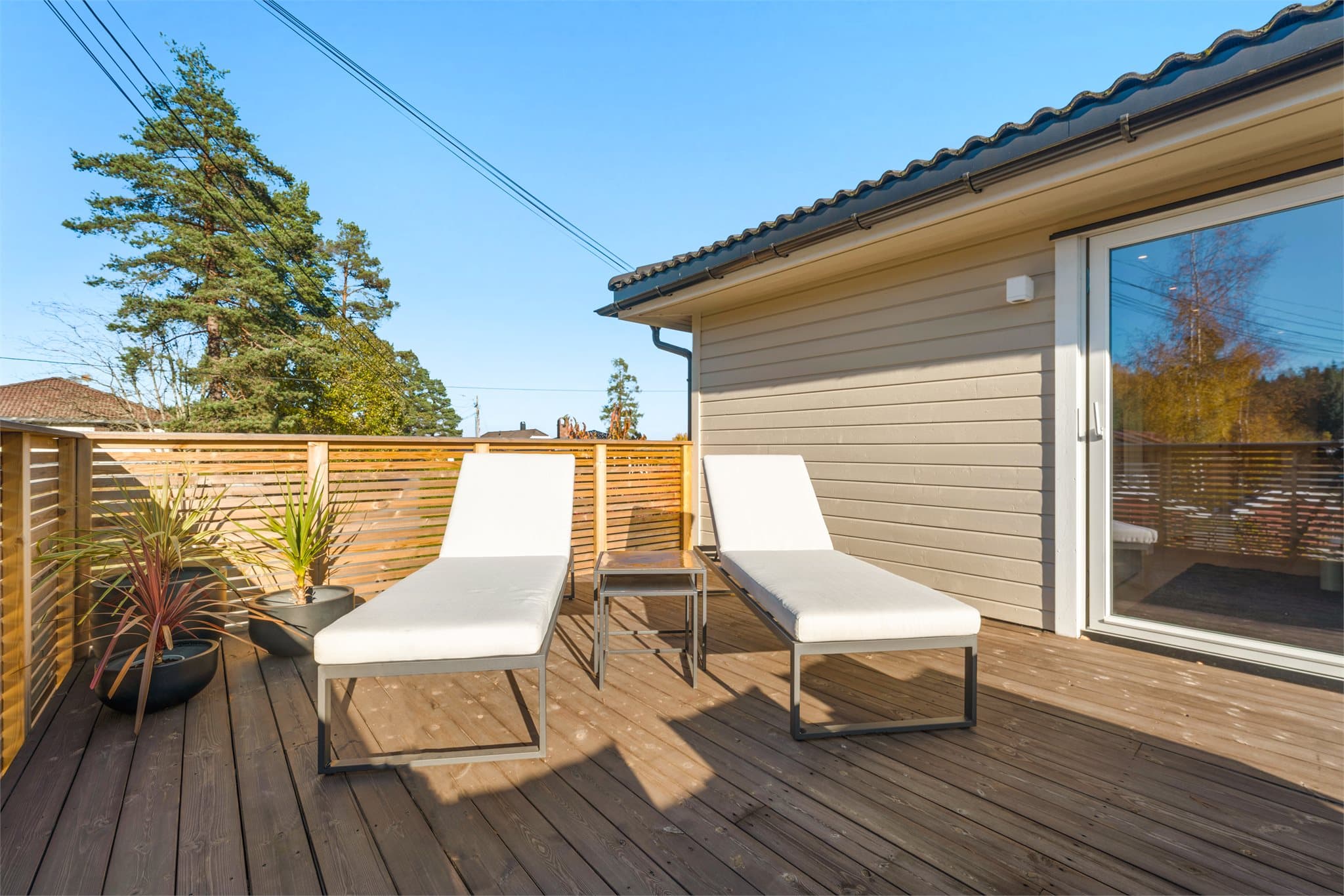 Utplassene har rekkverk fra 2025 og terrassebord er slipt og beiset i 2024.