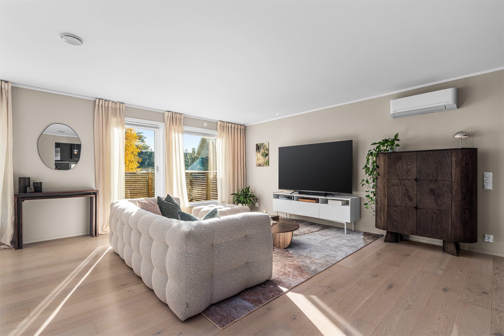 Stuen er malt i en lun og moderne fargetone som gjør innredningen enkel.