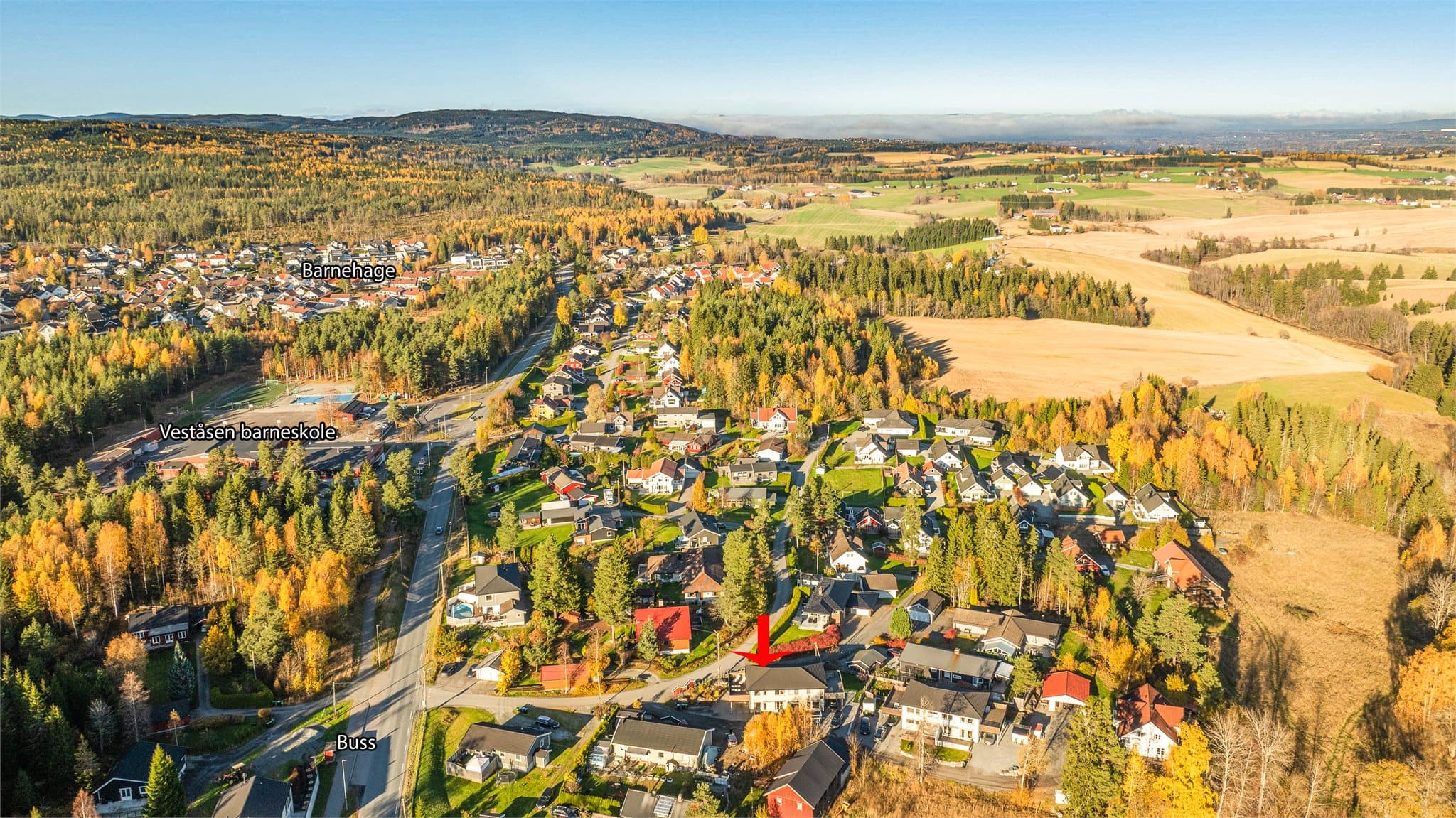 Boligen finner du i attraktive Åmotshagan - et hyggelig nabolag langs Romeriksåsen med umiddelbar nærhet til barnehage, skole, buss og fantastiske friluftsmuligheter.