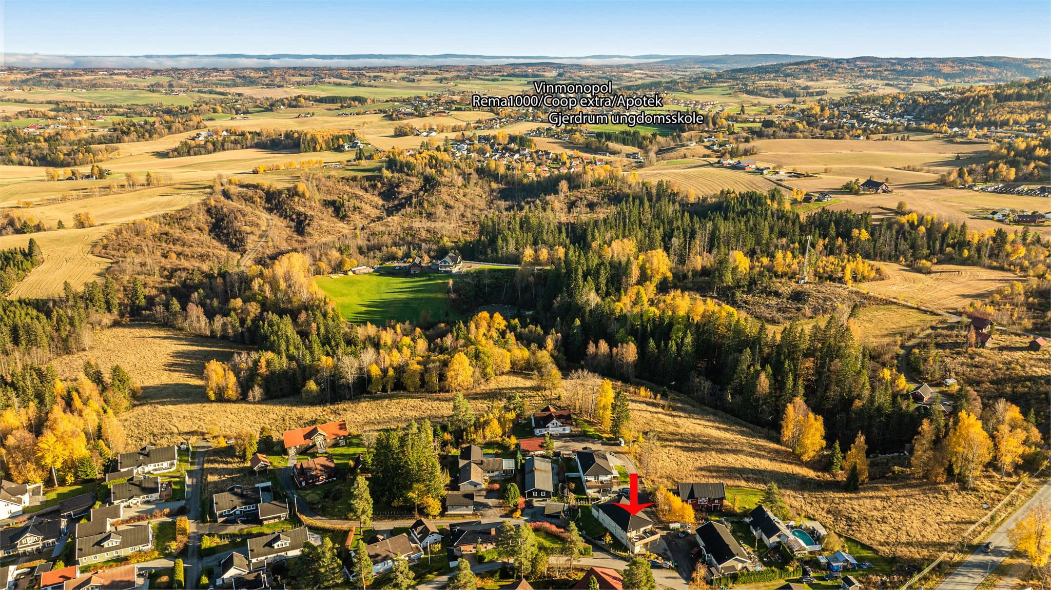 Gang-/ og sykkelvei til Ask, ca. 3,5 km, med ungdomsskole, dagligvarebutikker og gode servicetilbud.